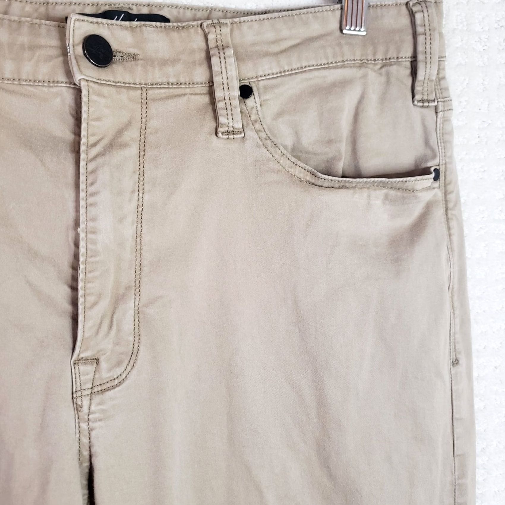 Vintage 34 Heritage Charisma Pants Mens 38x32 Beige Chino 5-Pocket Mid Rise Straight Front Jeans Style Logo Buttons Belt Loops Casual Comfort Vintage No N/A Size US 38 / EU 54 - 5 Thumbnail