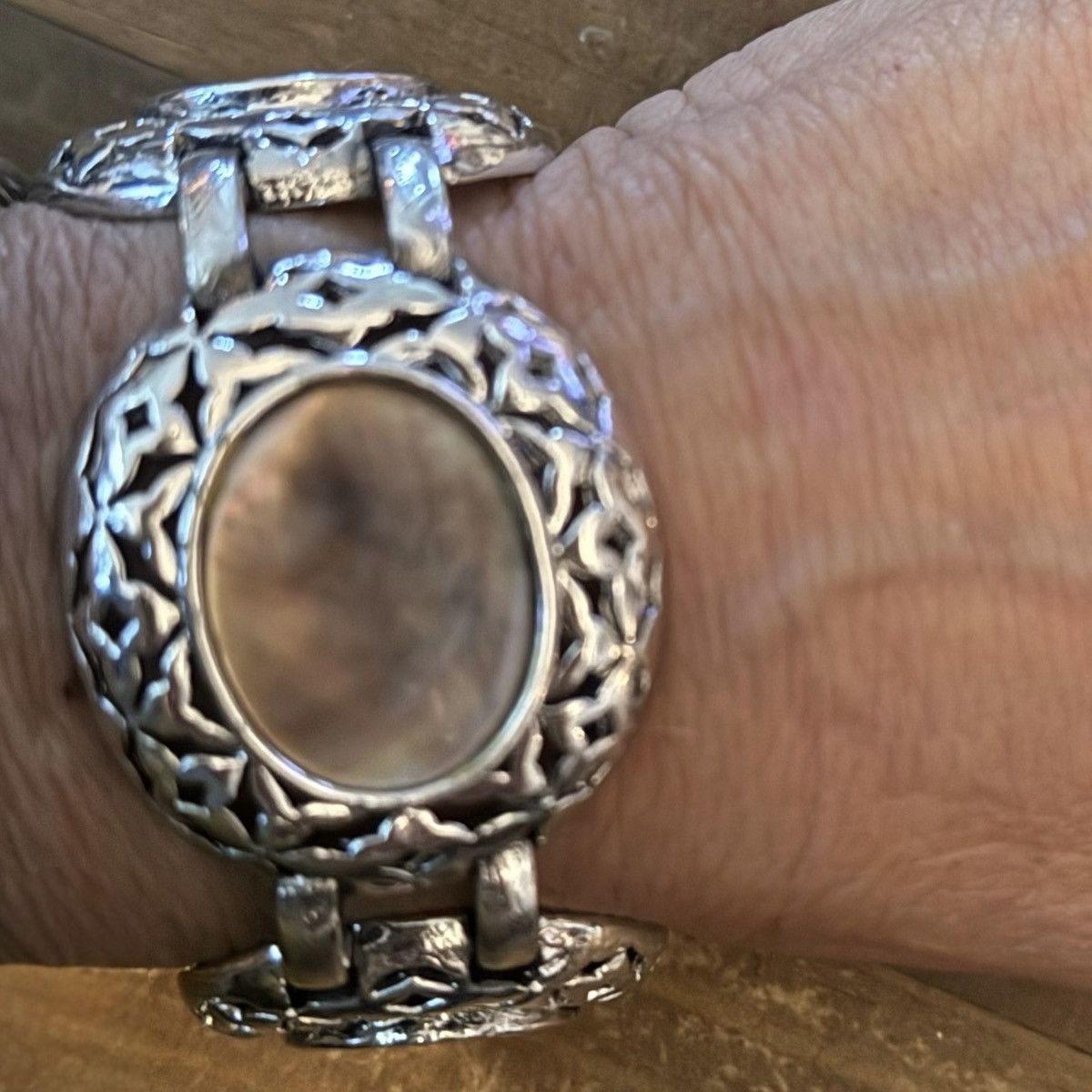 Other Chunky silver tone oval filigree link MOP bracelet Size ONE SIZE - 3 Thumbnail