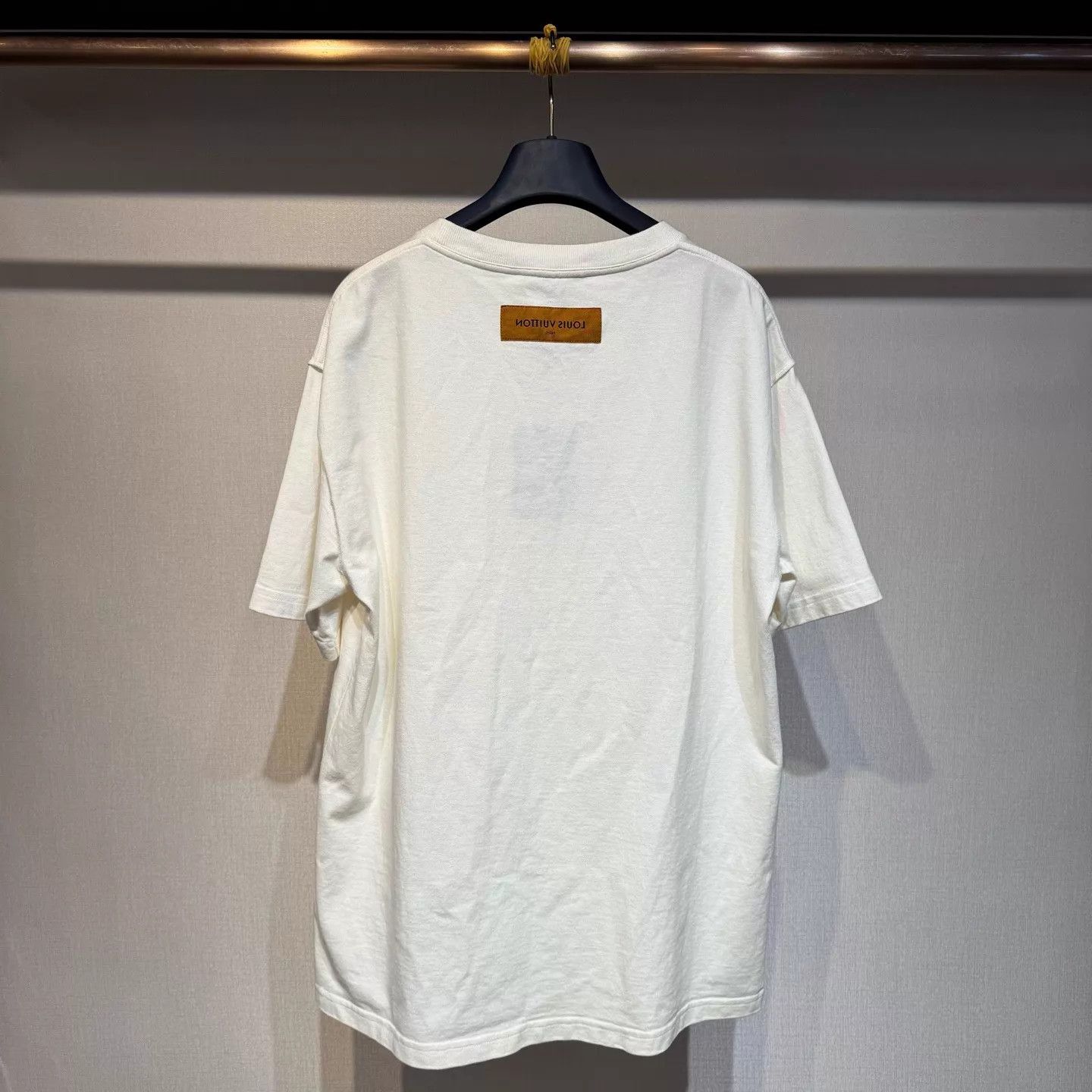 Louis Vuitton Louis Vuitton White Short Sleeve T L Embossed Logo Size US L / EU 52-54 / 3 - 2 Thumbnail