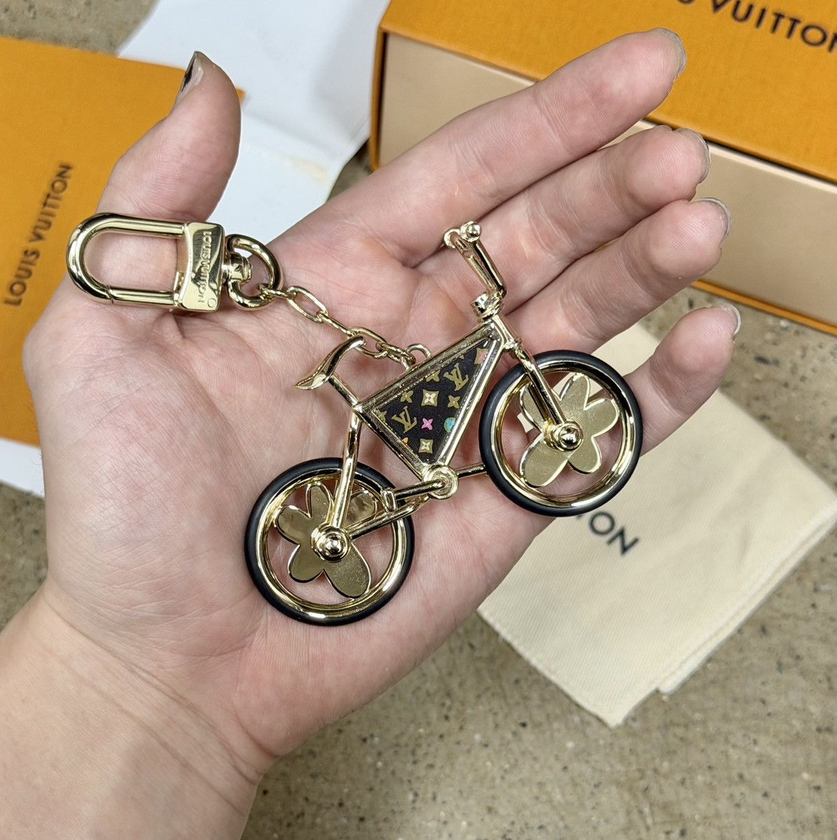 Louis Vuitton Louis Vuitton Lv & Tyler heart MNG CRAGGY BIKE Size ONE SIZE - 3 Thumbnail