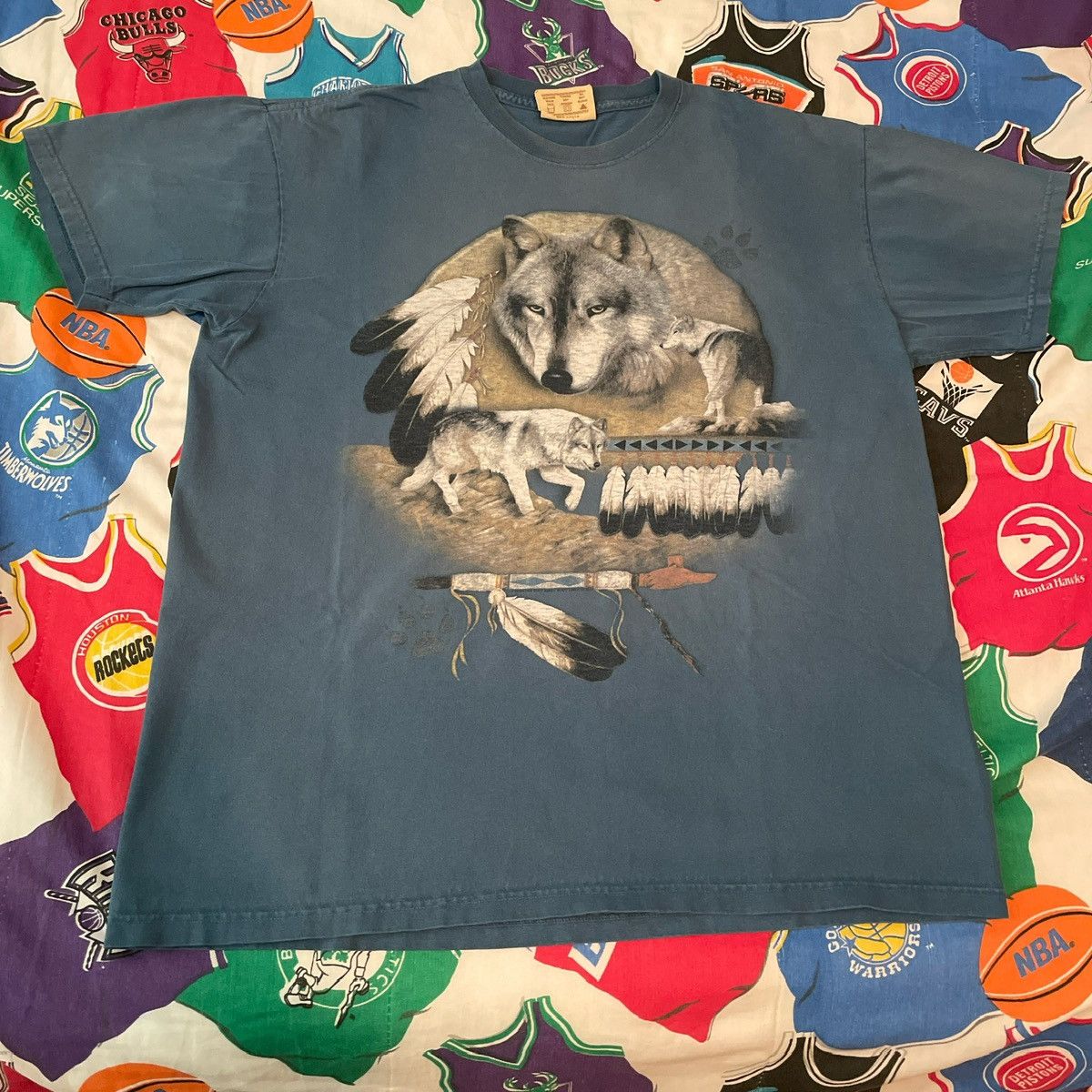 The Mountain × Vintage Vintage 90s Native Wolf Wolves Nature The Mountain Tee Size US L / EU 52-54 / 3 - 1 Thumbnail