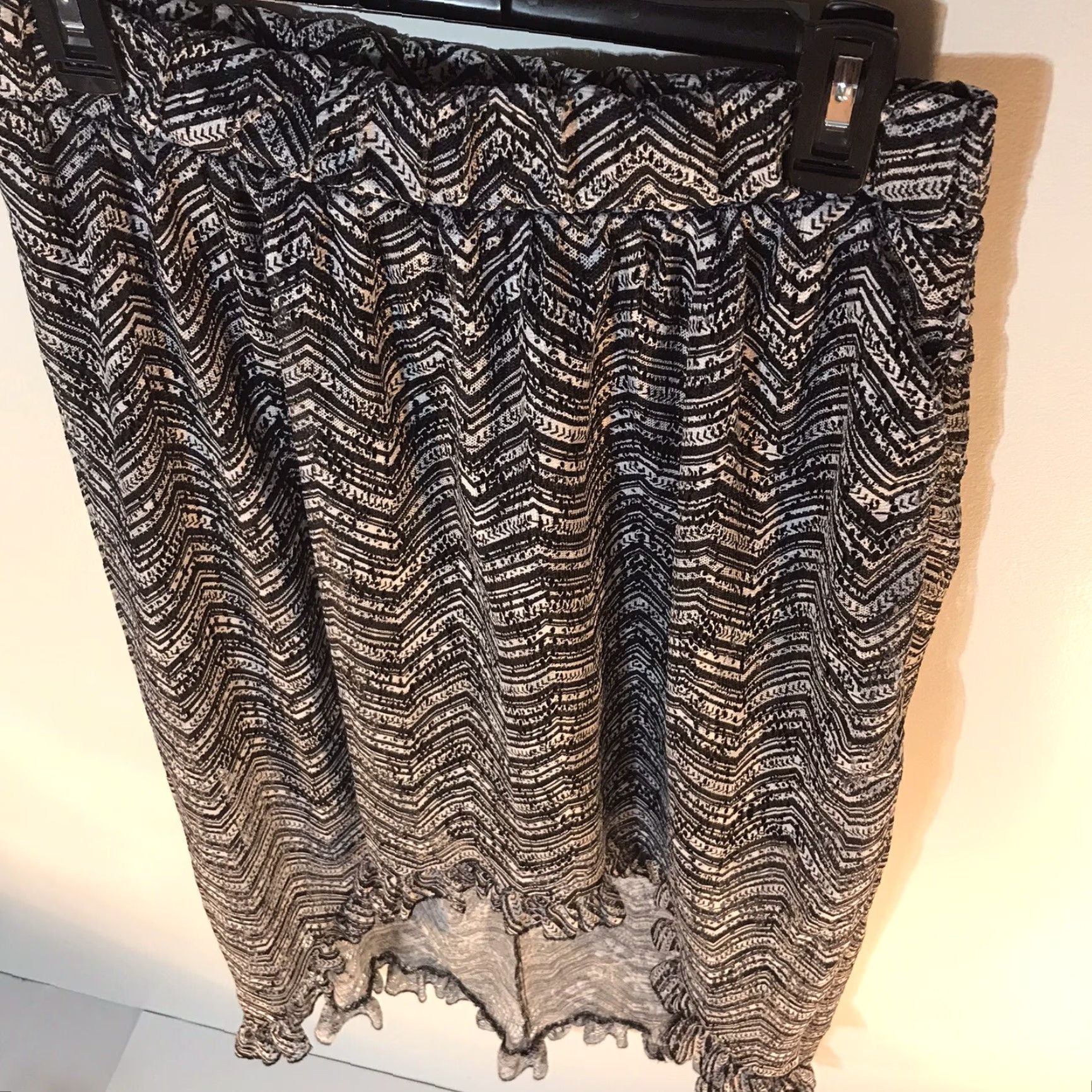 Vintage No Boundaries Black/White Chevron Ruffled Asymmetrical Midi Skirt Womens Size L (11-13) Size 36" / US 14 / IT 50 - 4 Thumbnail