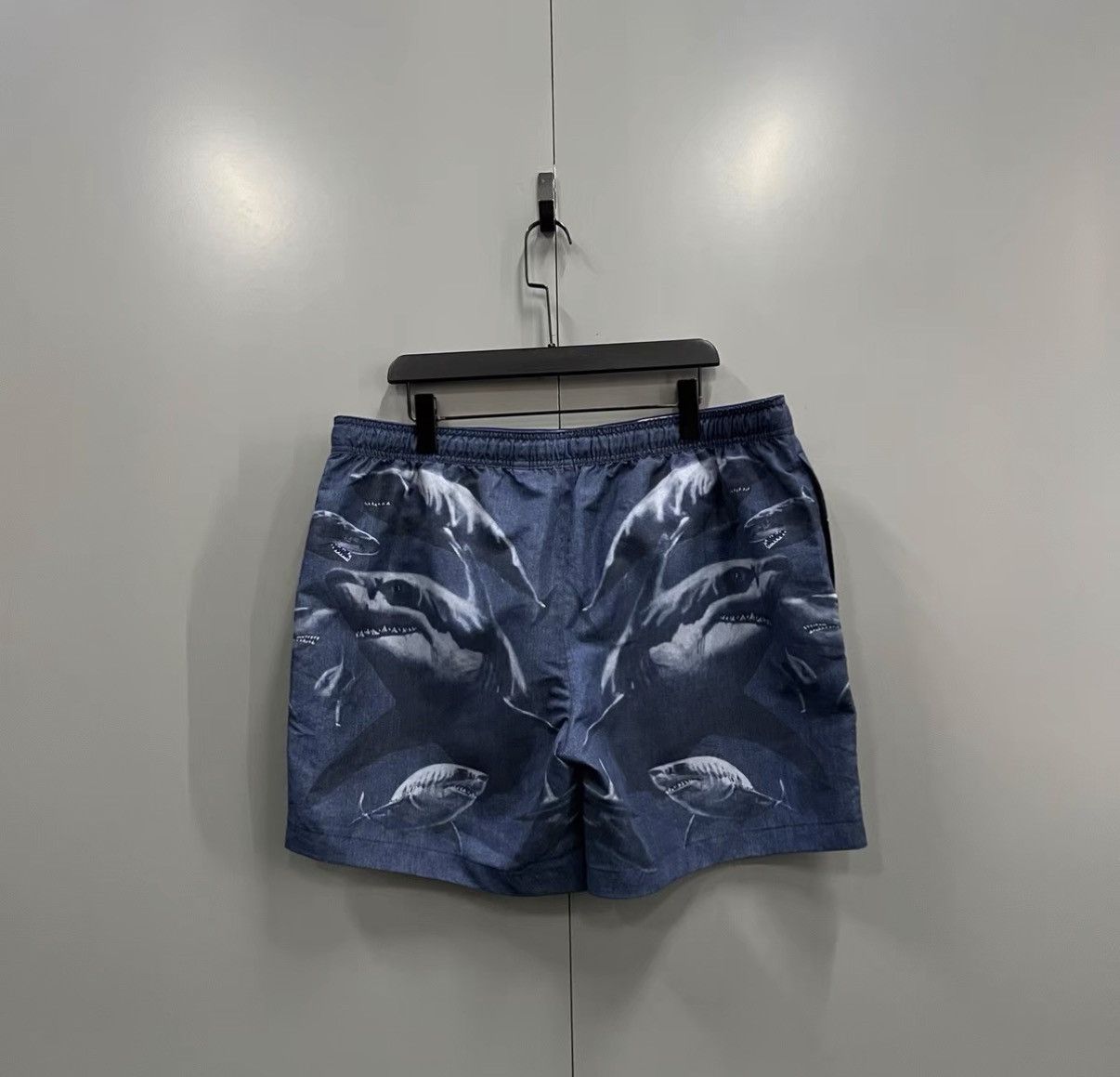 Burberry Burberry Shark Shorts J41 Size US 26 / EU 42 - 2 Thumbnail