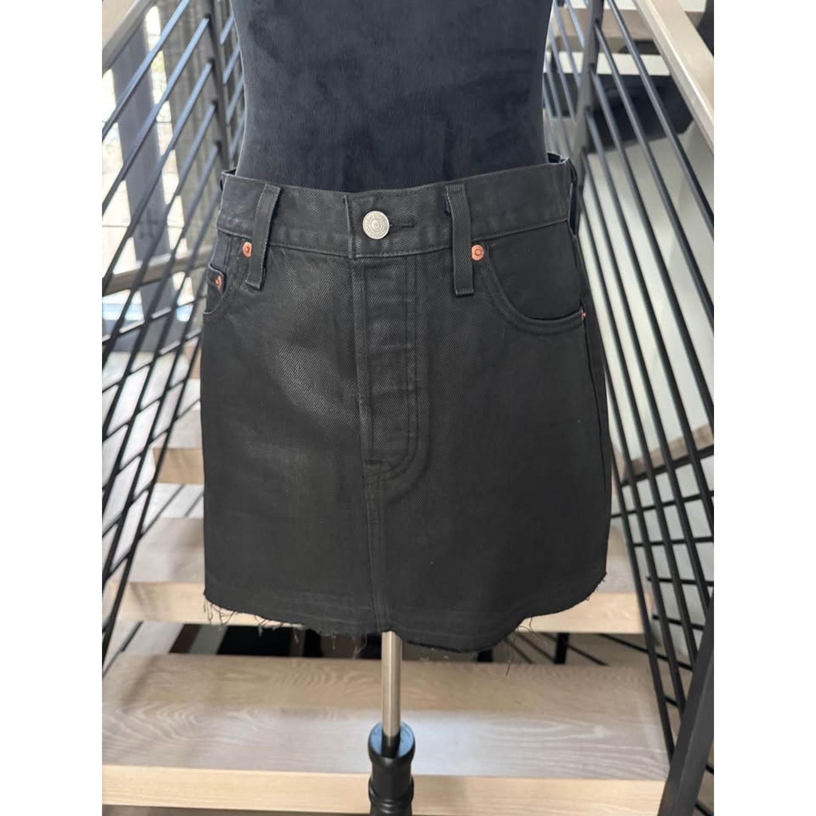 Levi's Levi's Black Denim Raw Hem Mini Skirt size 25 Size 25" / US 0 / IT 36 - 1 Thumbnail
