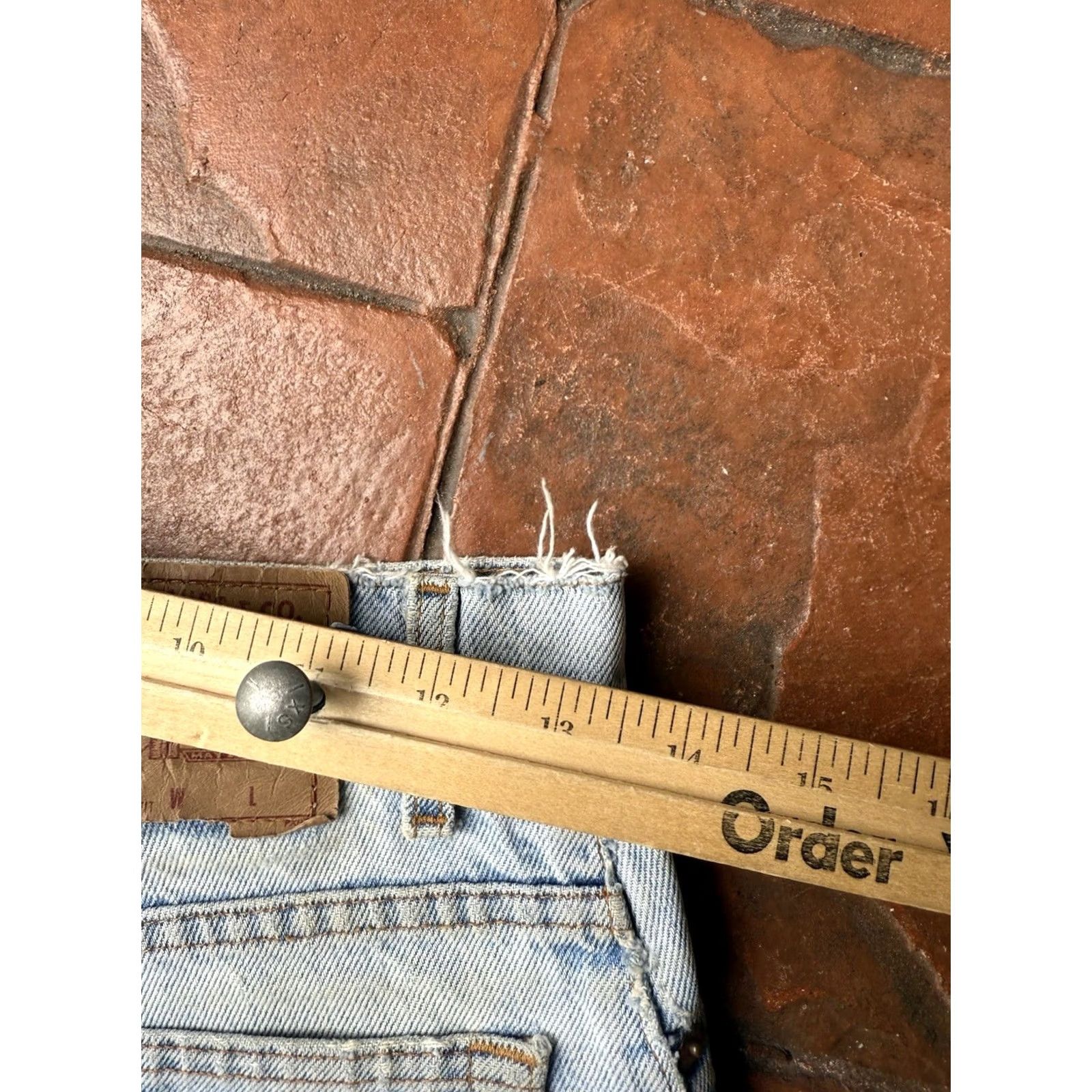 Levi's VINTAGE Levi's 550 Cut Off Jean Shorts Womens 7 Blue Denim Distressed USA Shorts 90s Mens? Womens Size 28" / US 6 / IT 42 - 7 Thumbnail