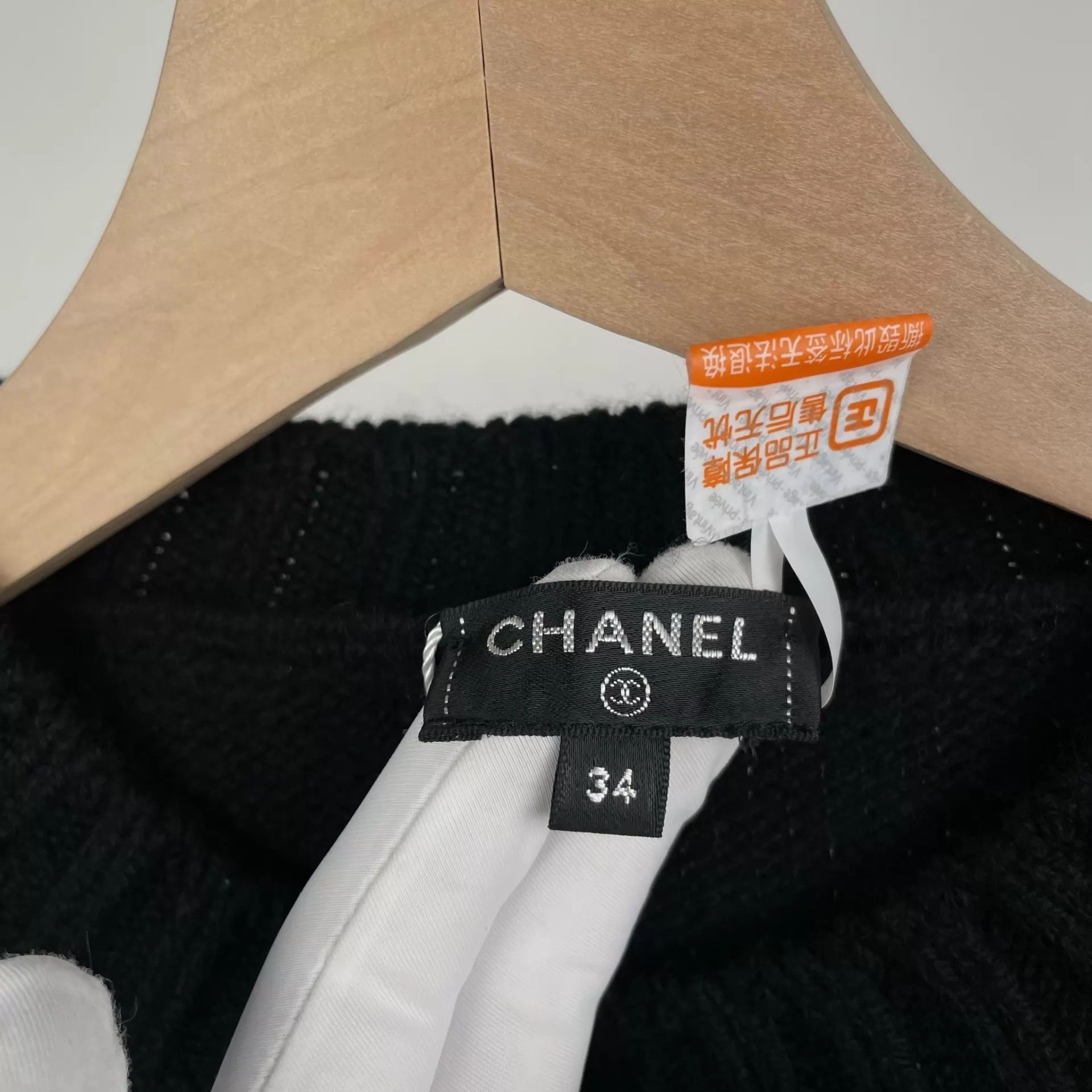 Chanel Chanel 20B Beaded Logo Cashmere Sweater Women's Size 34 Size XS / US 0-2 / IT 36-38 - 4 Thumbnail