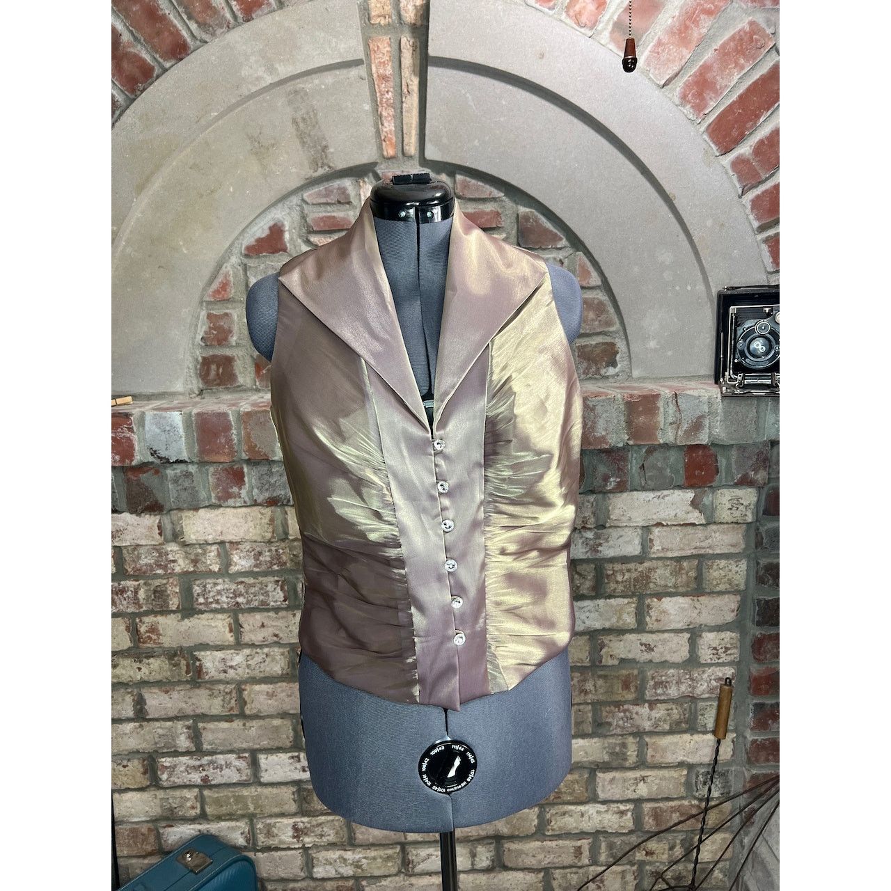 Vintage top button up gold metallic sleeveless glam 1990s Size XL / US 12-14 / IT 48-50 - 1 Thumbnail