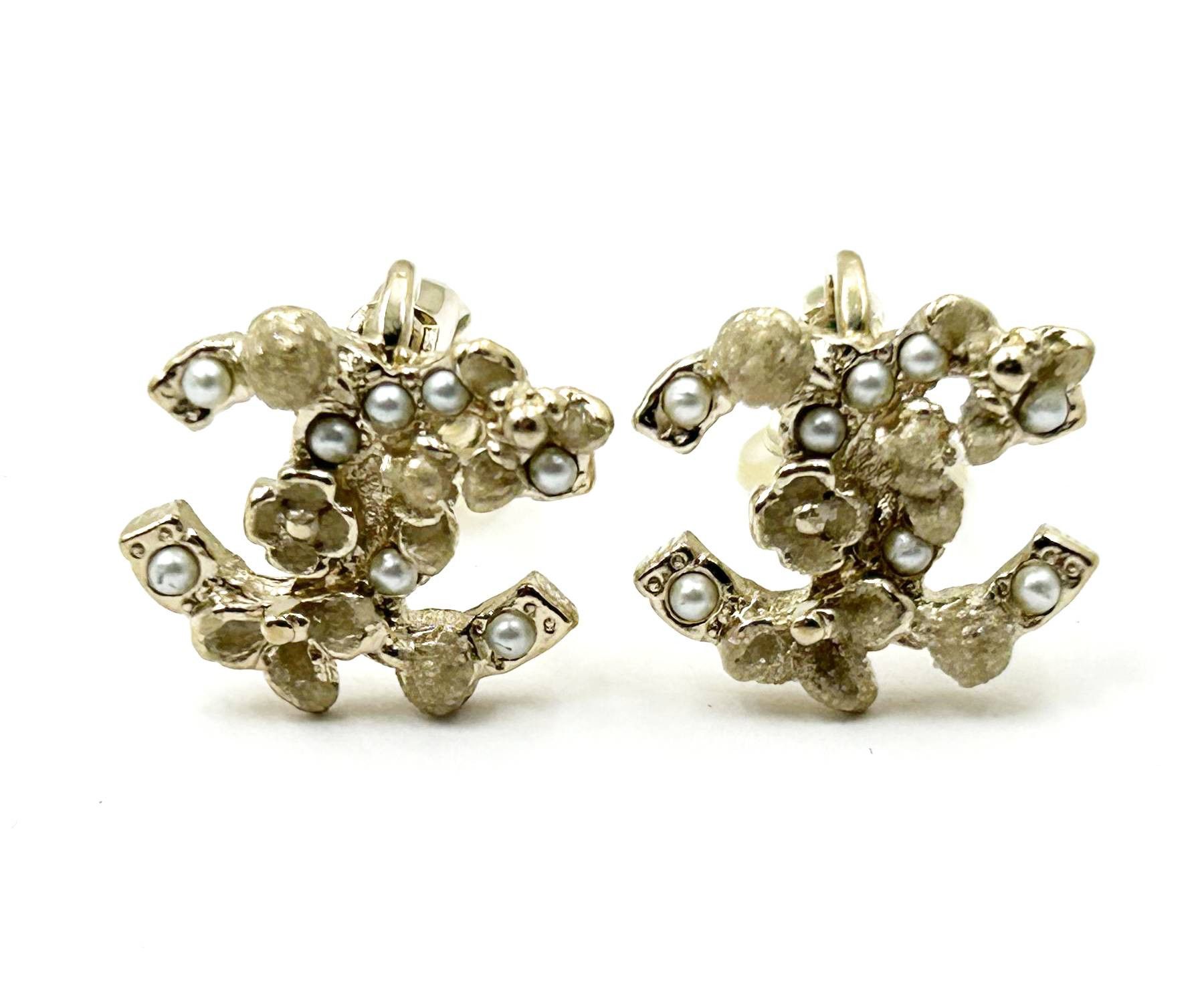 Chanel Chanel Gold CC Mini Pearl Mini Flowers Clip on Earrings Size ONE SIZE - 1 Thumbnail