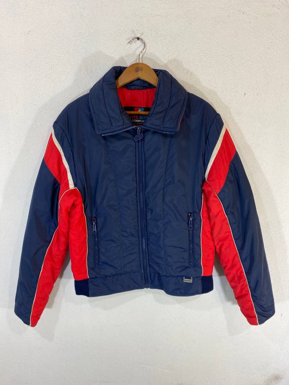 Vintage vintage white stag skiwear puffer jacket nice design Size US M / EU 48-50 / 2 - 1 Thumbnail