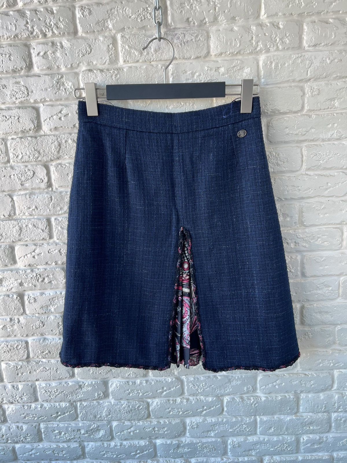 Chanel Chanel Wool Tweed Pleated Logo Navy Skirt Size 27" / US 4 / IT 40 - 1 Thumbnail