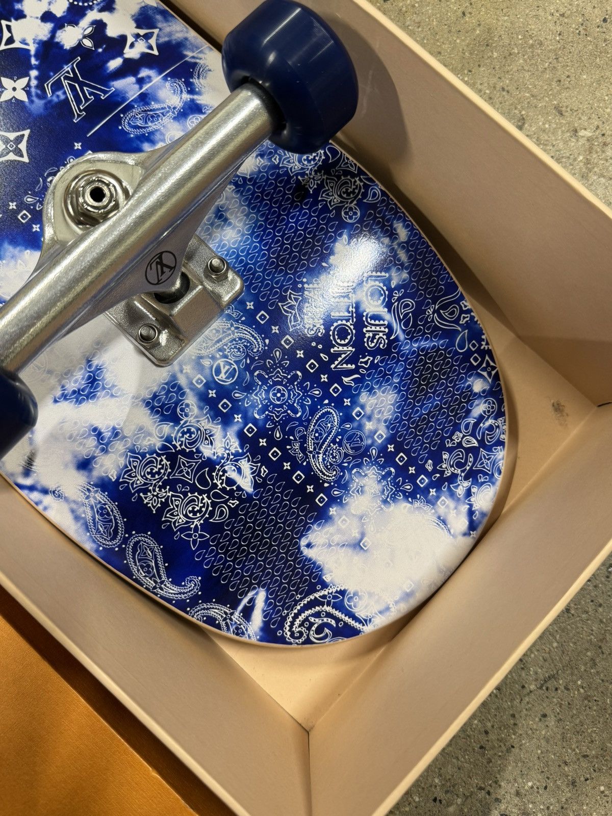 Louis Vuitton × Virgil Abloh Louis Vuitton Bandana Monogram Skateboard RARE NEW Size ONE SIZE - 7 Thumbnail