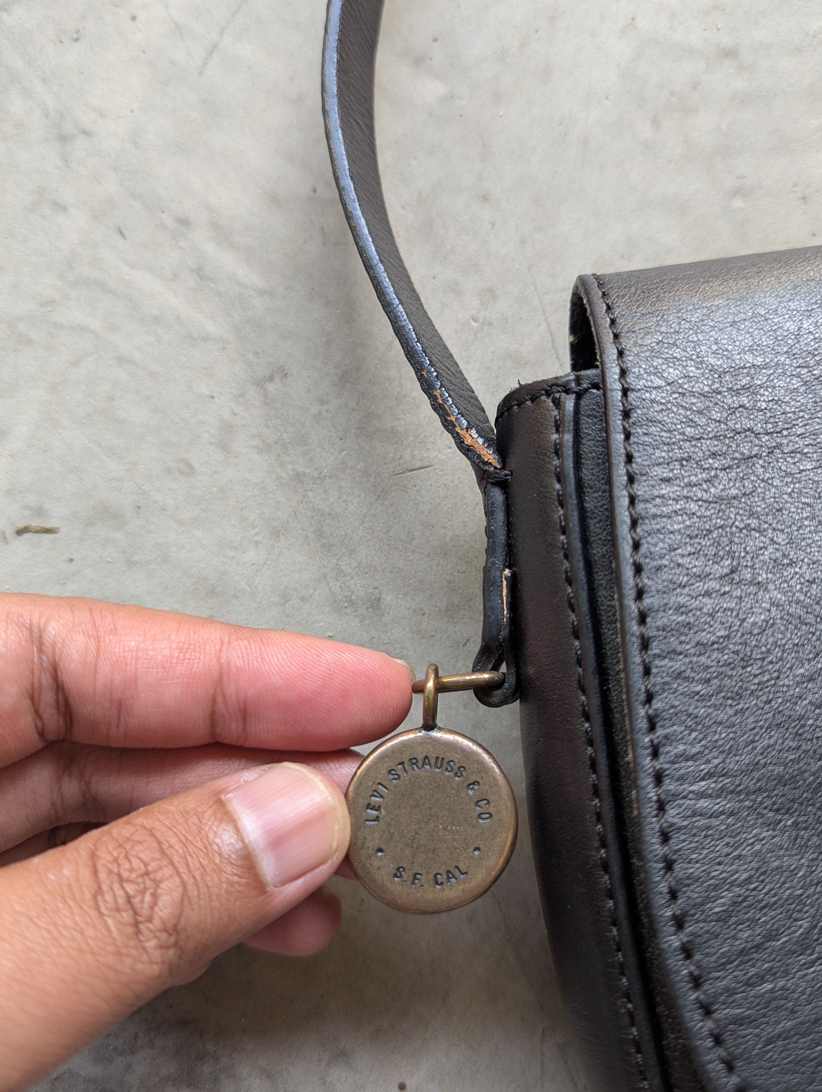 Levi's Levis Leather Sling Bag Made in Italy Size ONE SIZE - 3 Thumbnail