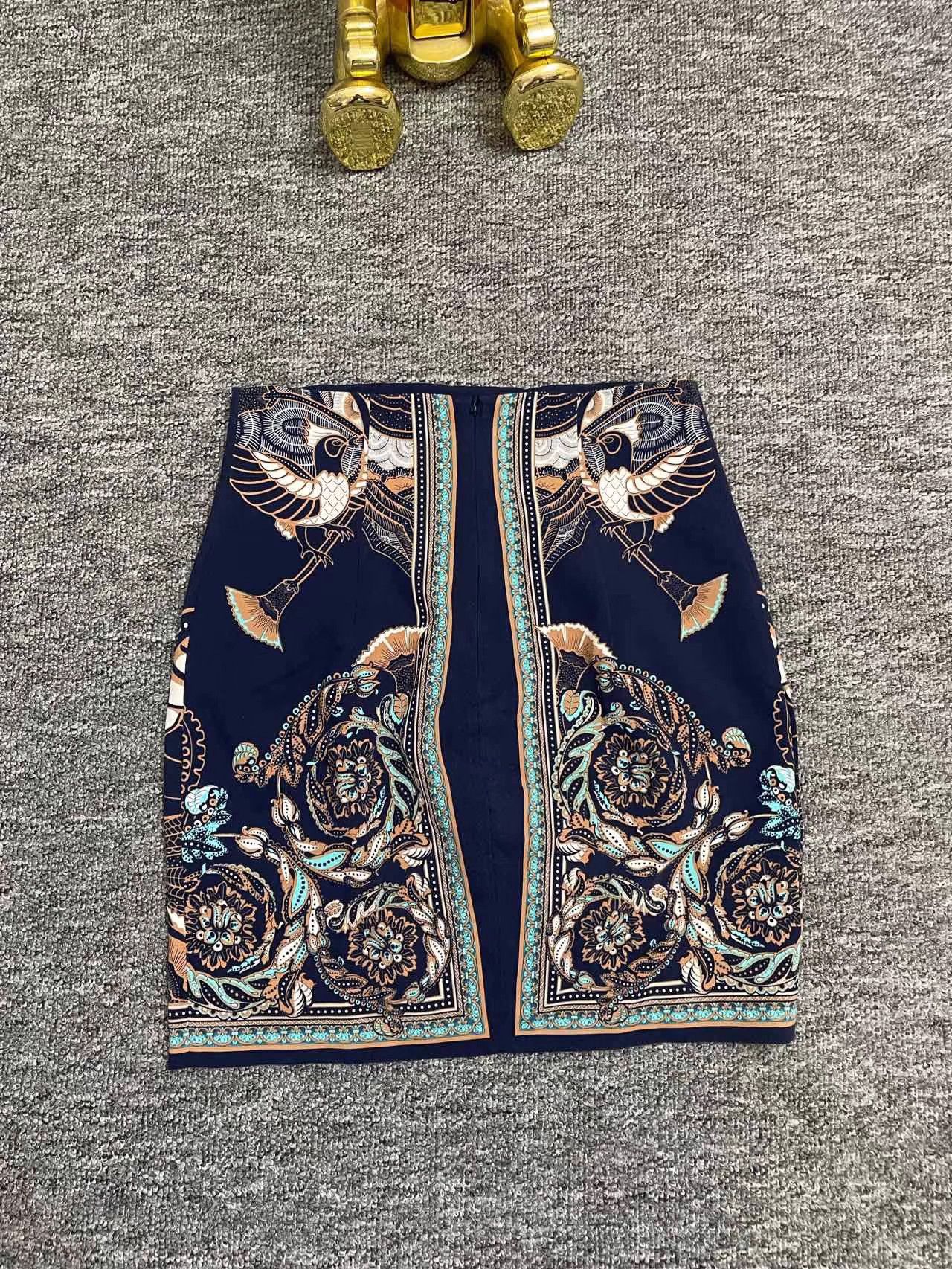 Versace Versace Skirt K12 Size 28" / US 6 / IT 42 - 2 Thumbnail