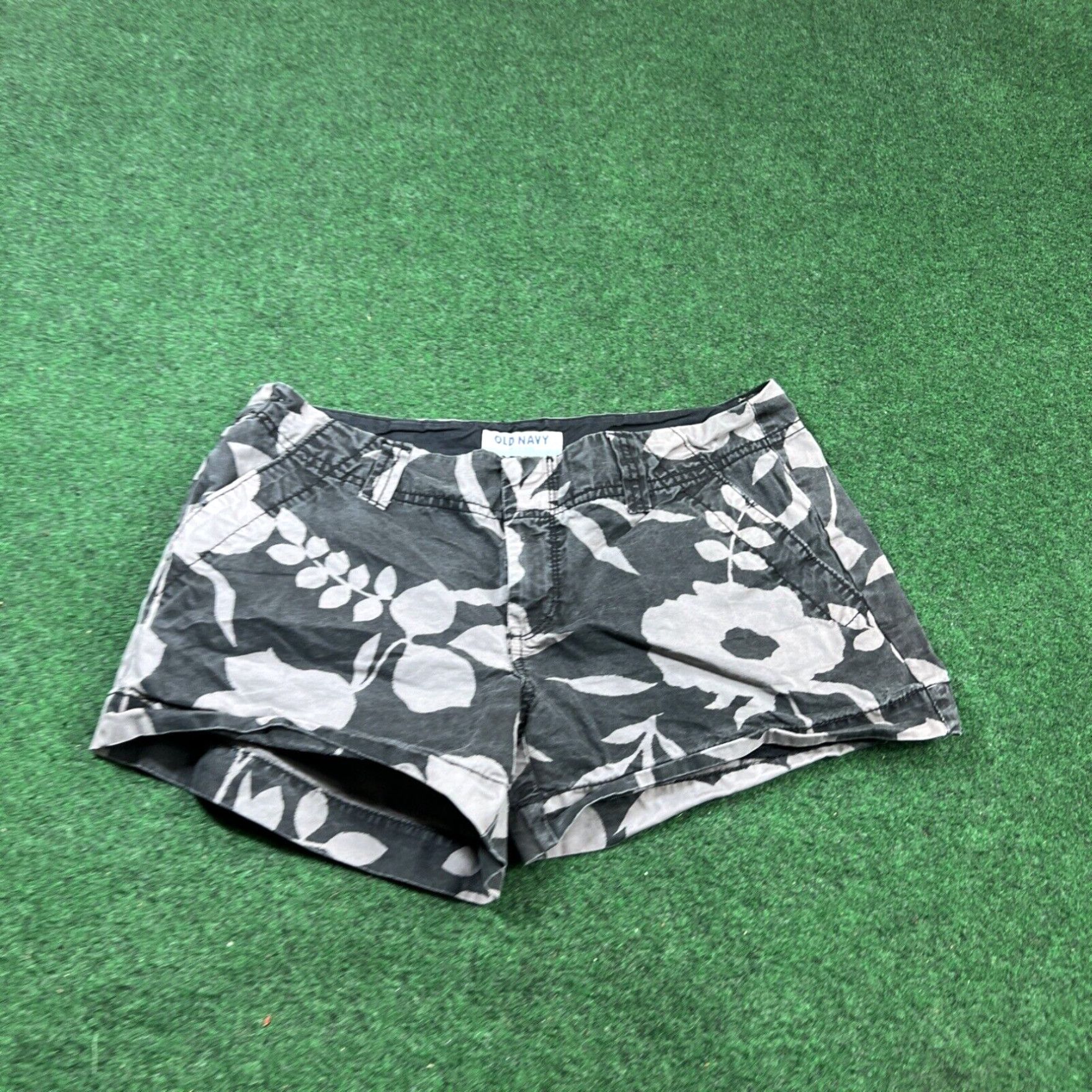 Old Navy Old Navy Women's Everyday Shorts, Black Floral, Size 4 Size 27" / US 4 / IT 40 - 1 Thumbnail