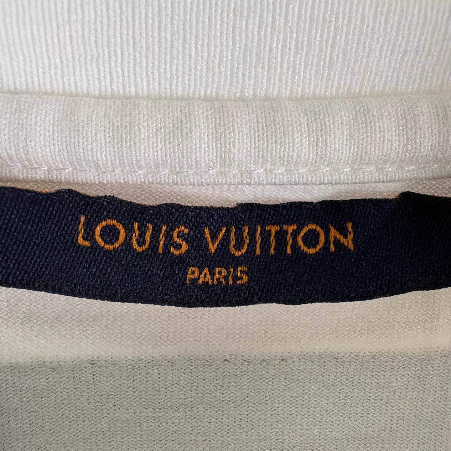 Louis Vuitton Louis Vuitton White Embossed Logo Long Sleeve Tee M Size US M / EU 48-50 / 2 - 5 Thumbnail