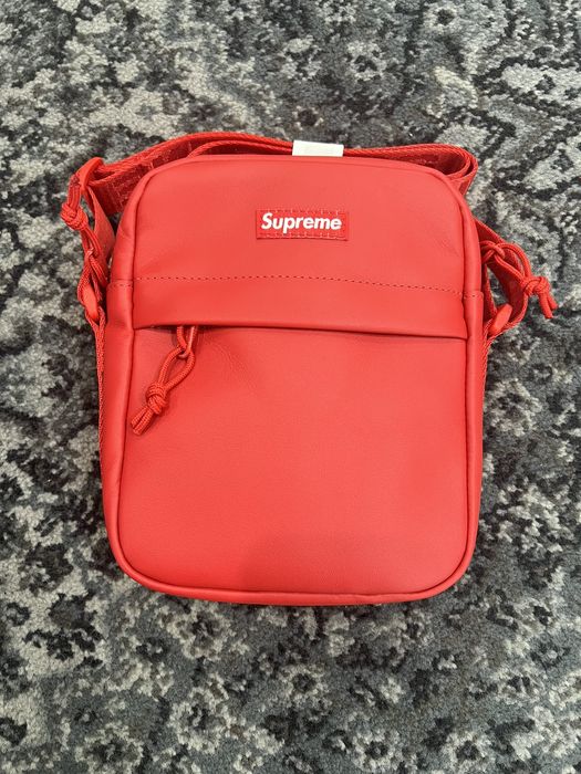 Supreme leather 2024 shoulder bag