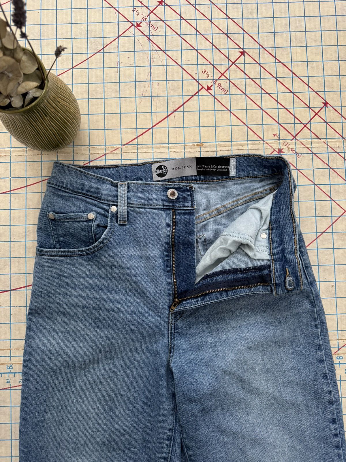 Levi's Levi’s Silver Tab Mom Jeans Women’s Size 29 Light Wash Size 29" - 7 Thumbnail