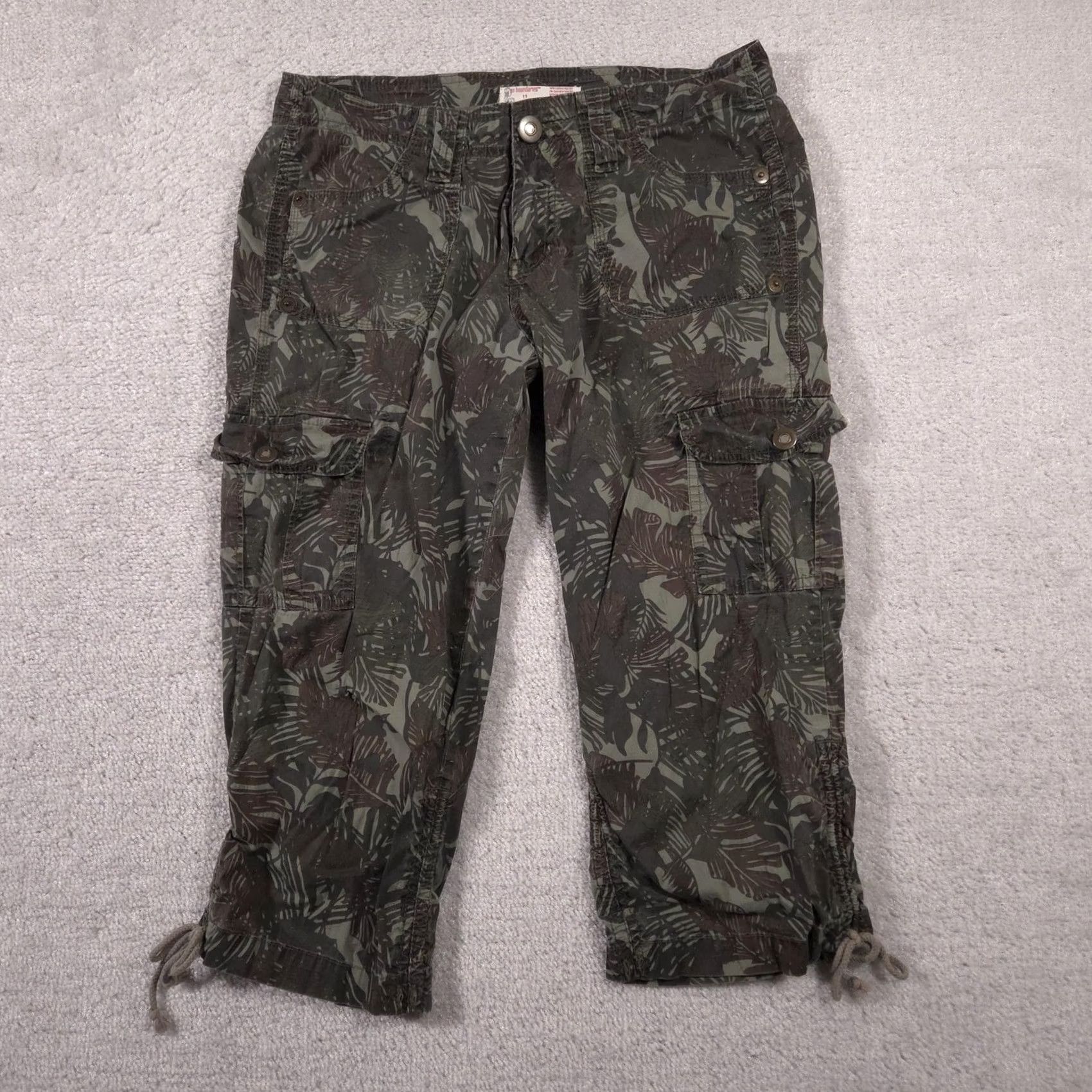 Vintage No Boundaries Cargo Capri Pants Womens 11 Darkest Olive Camo Drawstring Stretch Capris Size 32" / US 10 / IT 46 - 2 Thumbnail