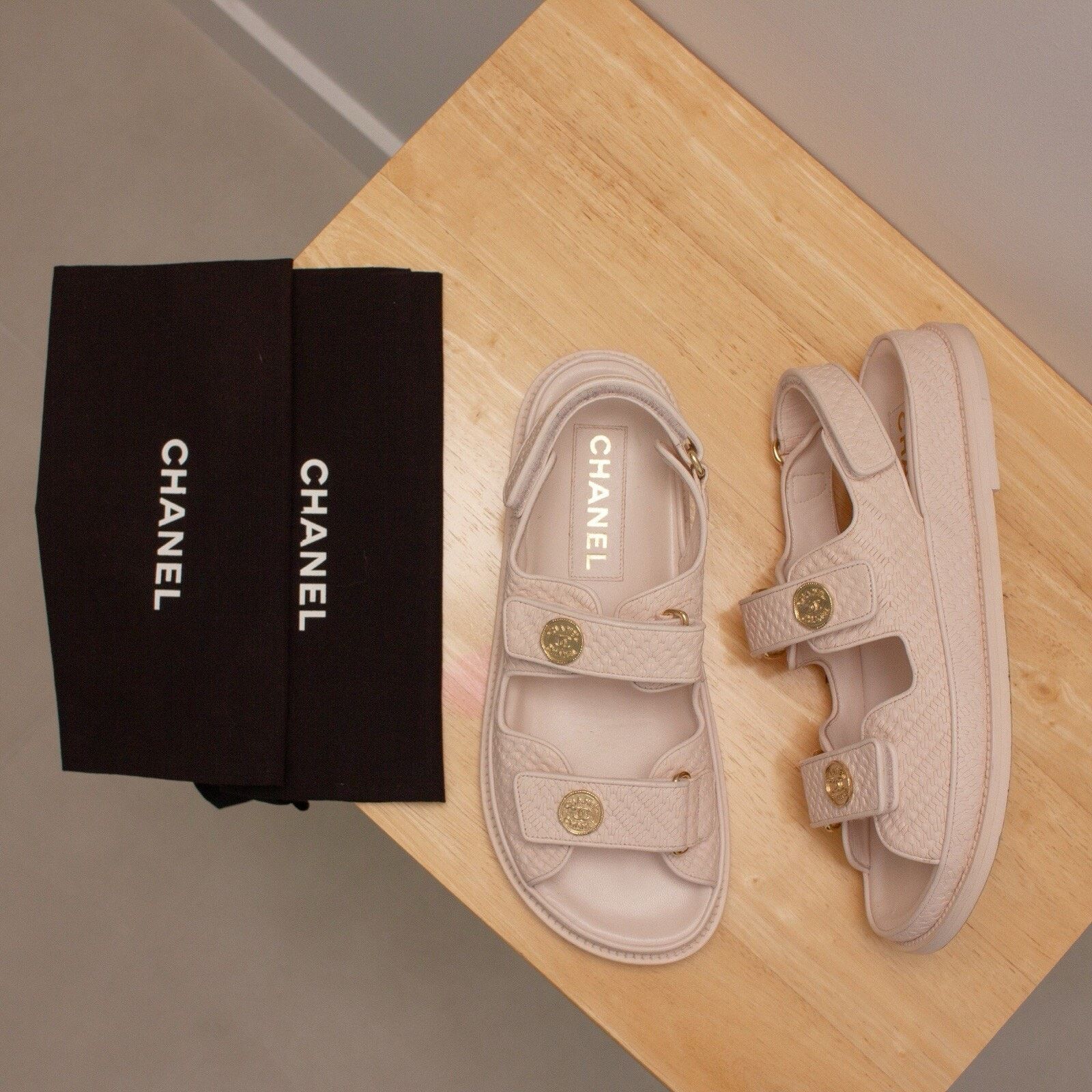 Chanel 1950$ CHANEL 2022 Calfskin Dad Medallion Sandals Pink 38 1/2 Size US 8.5 / IT 38.5 - 5 Thumbnail