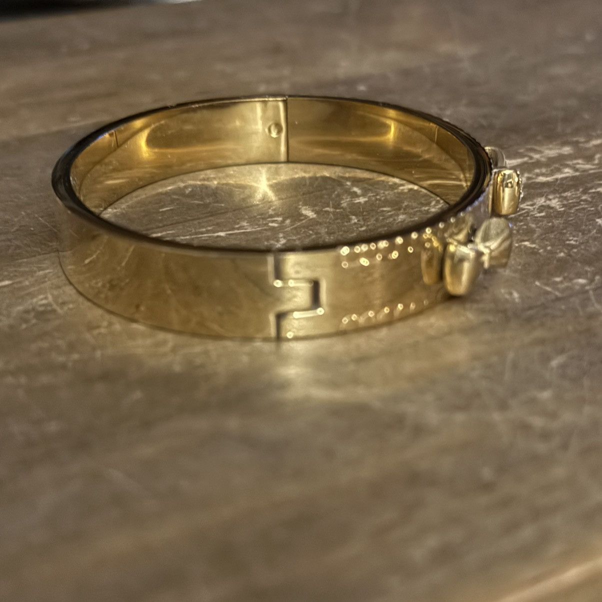 Other Gold tone hinged bow bangle bracelet Size ONE SIZE - 7 Thumbnail