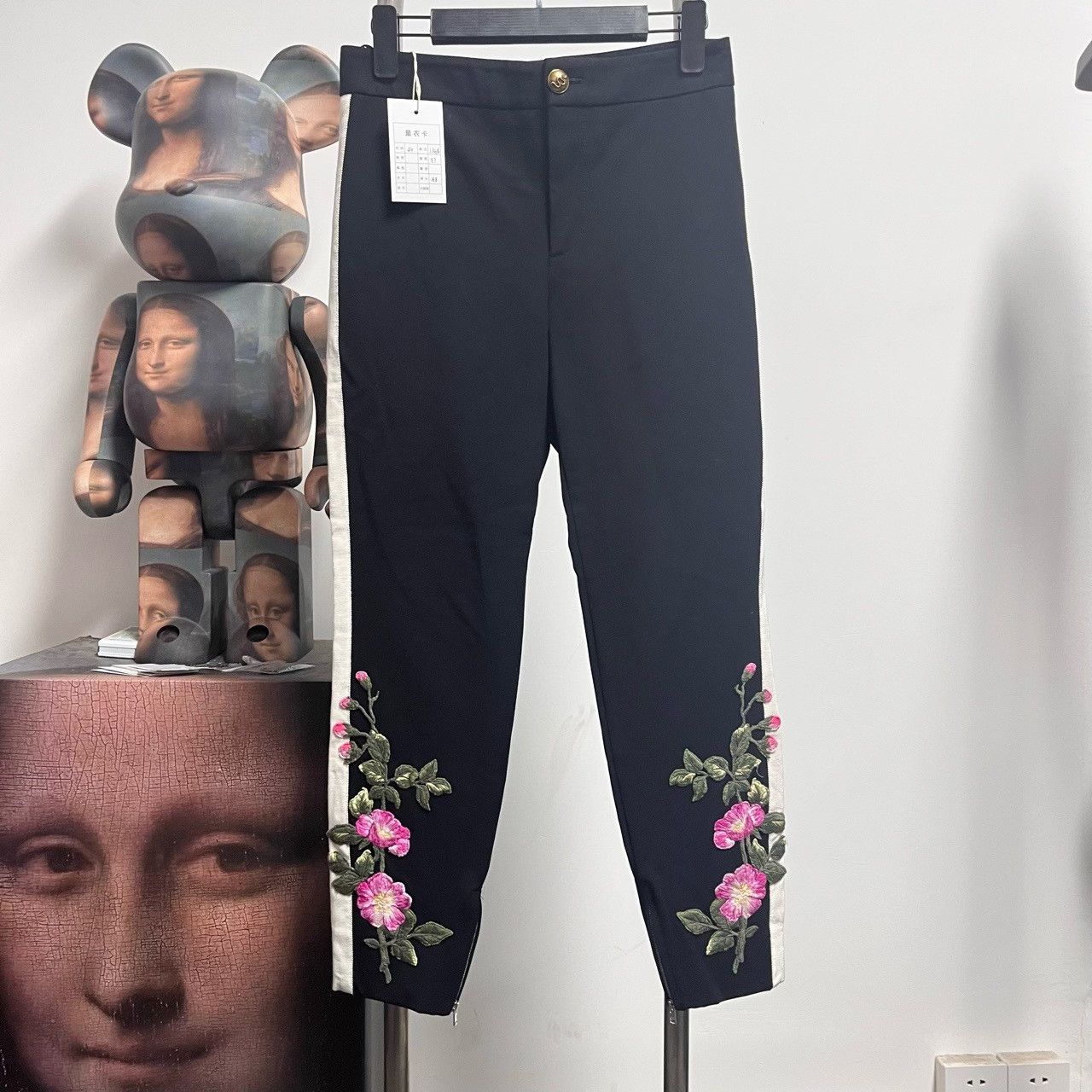 Gucci Gucci Floral Embroidered Pants 28 Women Size 28" / US 6 / IT 42 - 1 Thumbnail