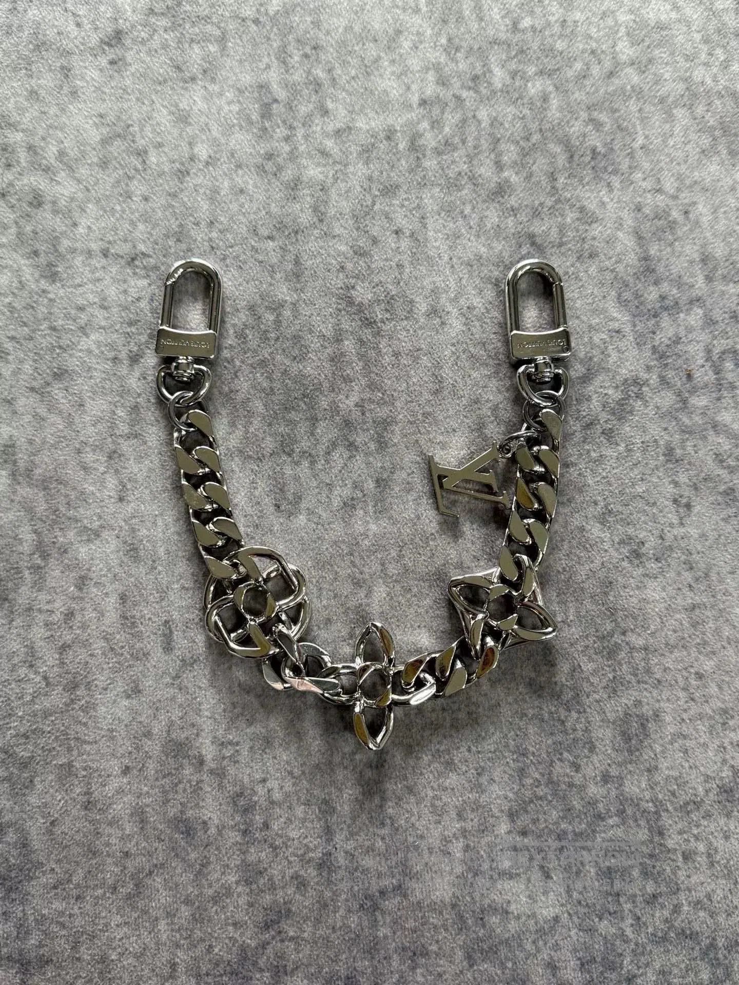 Louis Vuitton Louis Vuitton Three Flower Pants Chain. Size ONE SIZE - 1 Thumbnail