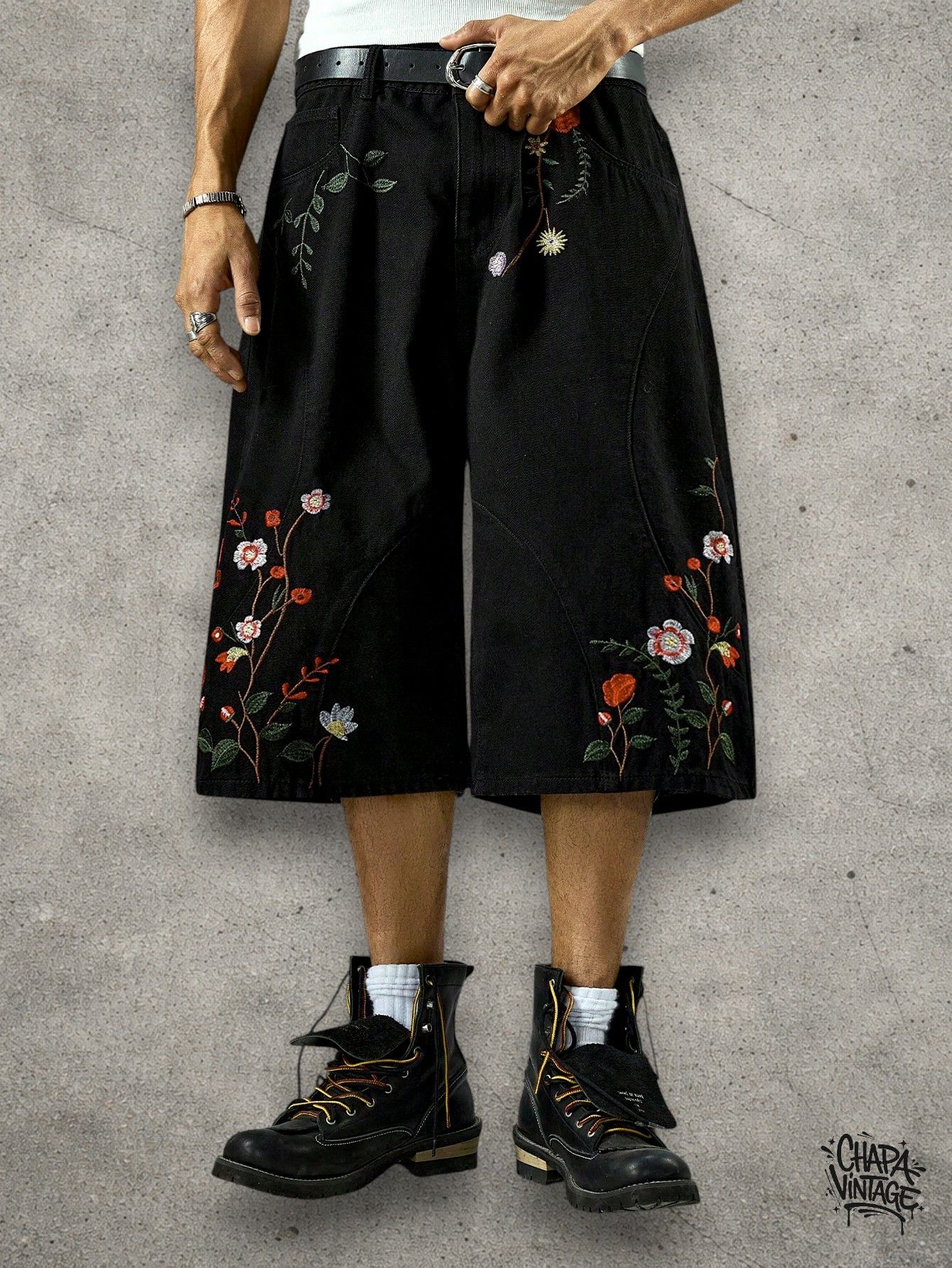 Japanese Brand Floral 3/4 black shorts Size US 32 / EU 48 - 2 Thumbnail