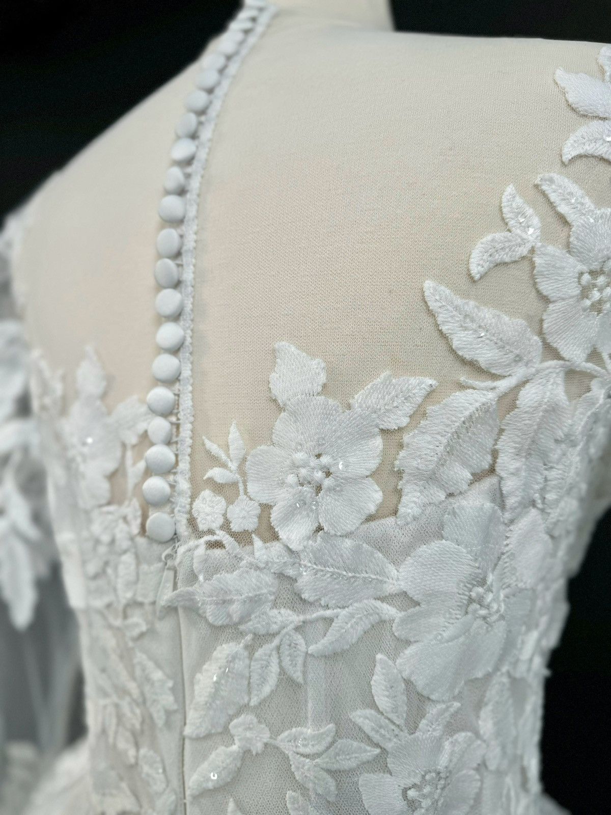 Other US 10 Anna Augusta Embroidered Lace Bridal Gown Size L / US 10 / IT 46 - 7 Thumbnail