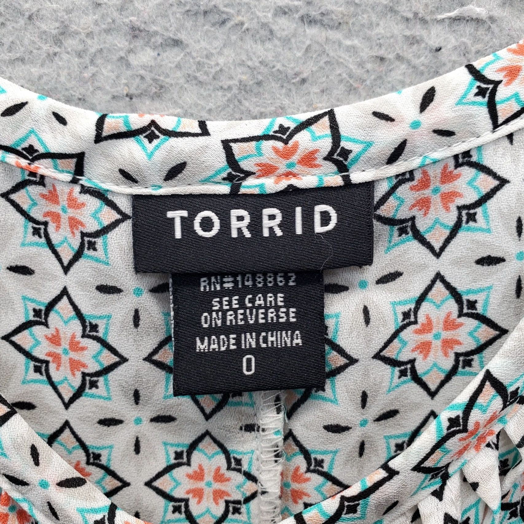 Torrid Torrid Womens Size 0 Cami Top Multi Geo Print Pintuck Adjustable Straps Tank Sleeveless Geometric 100% Polyester, Casual, Basic, Regular Fit Size XS / US 0-2 / IT 36-38 - 5 Thumbnail