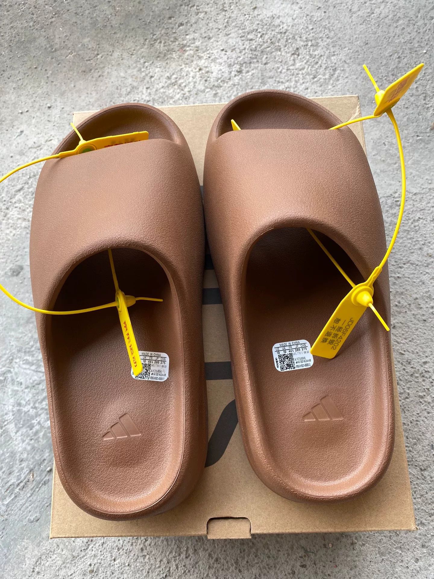 Yeezy Yeezy Linen Brown Lowtop Sneakers 10 Men Size US 10 / EU 43 - 1 Thumbnail