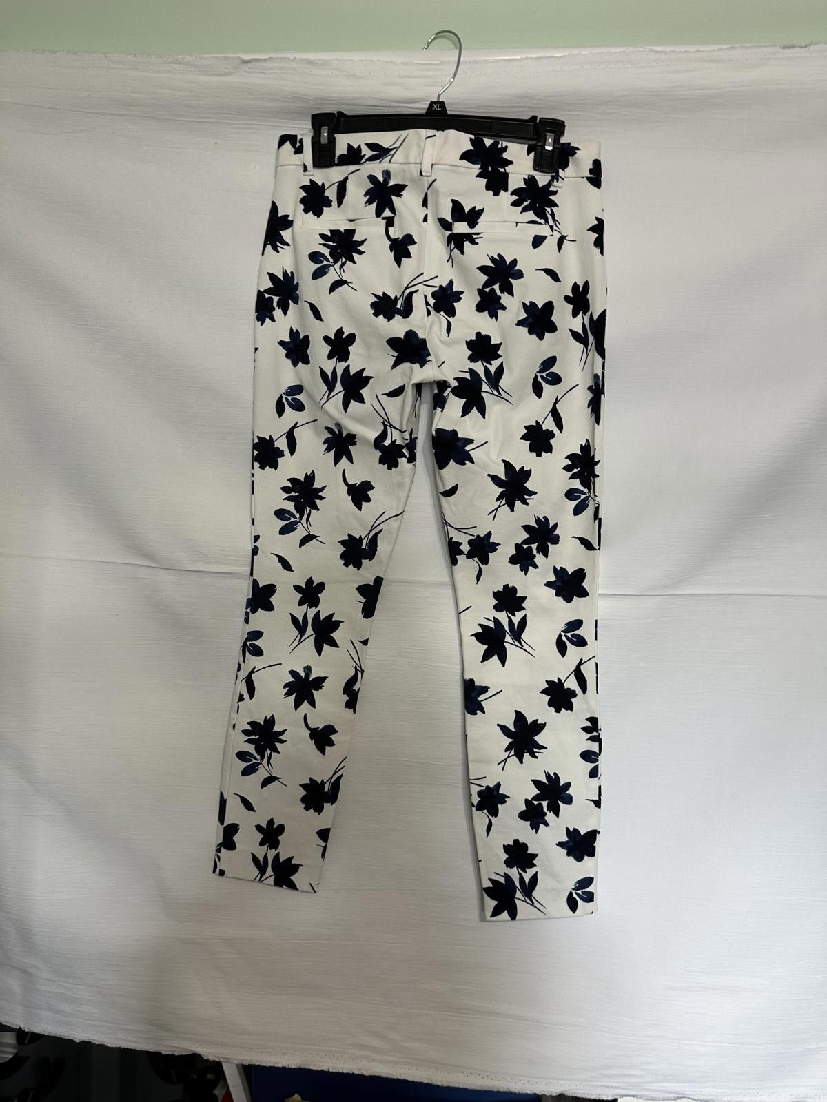 Designer Floral Print Slim Fit Trousers / White w/ Navy Blue Flowers Size 28" / US 6 / IT 42 - 2 Thumbnail