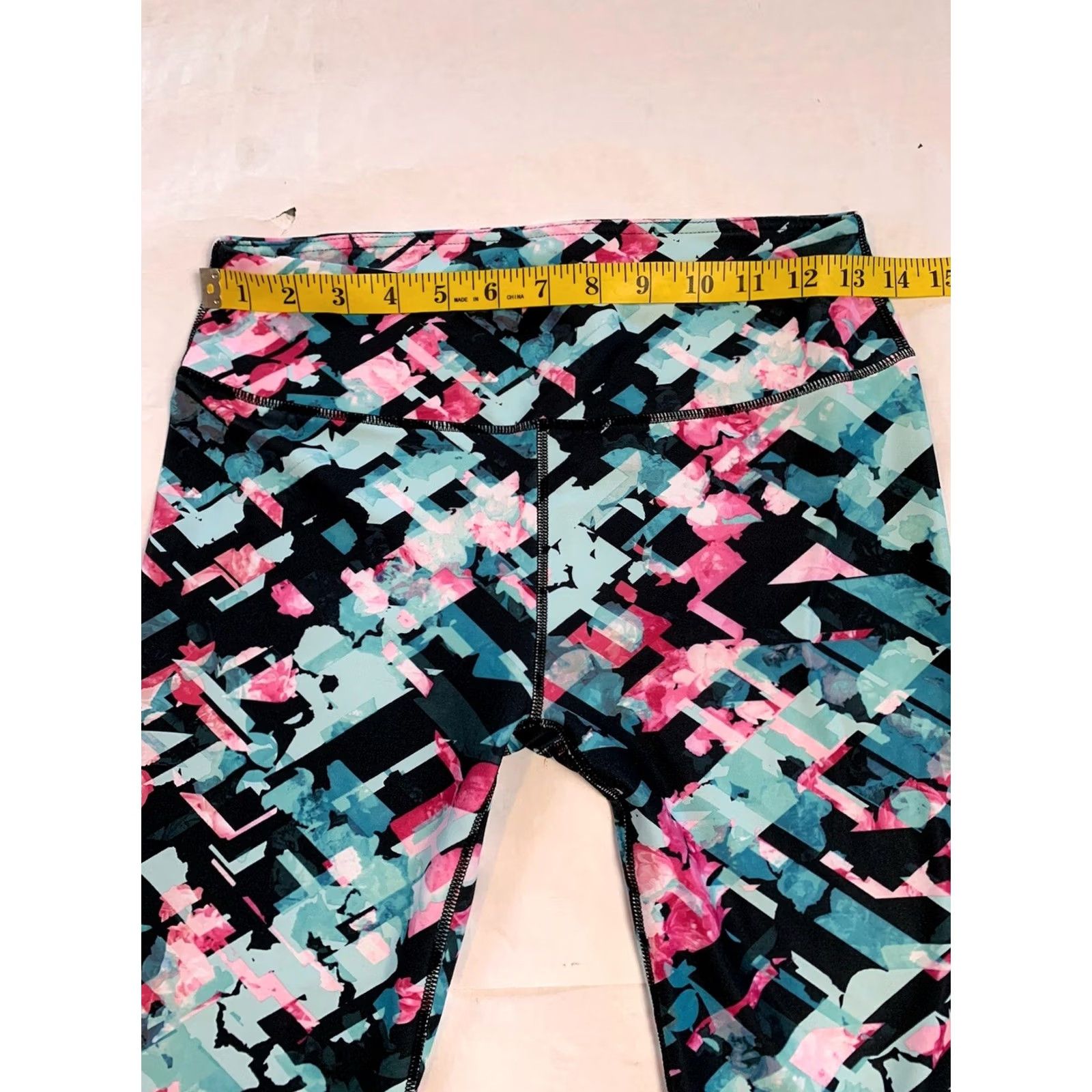 Fabletics Fabletics Capri Cropped Leggings Womens S Multicolor Geometric Pattern Athletic Activewear Capris Workout Stretch Elastic Waist Size 28" / US 6 / IT 42 - 6 Thumbnail