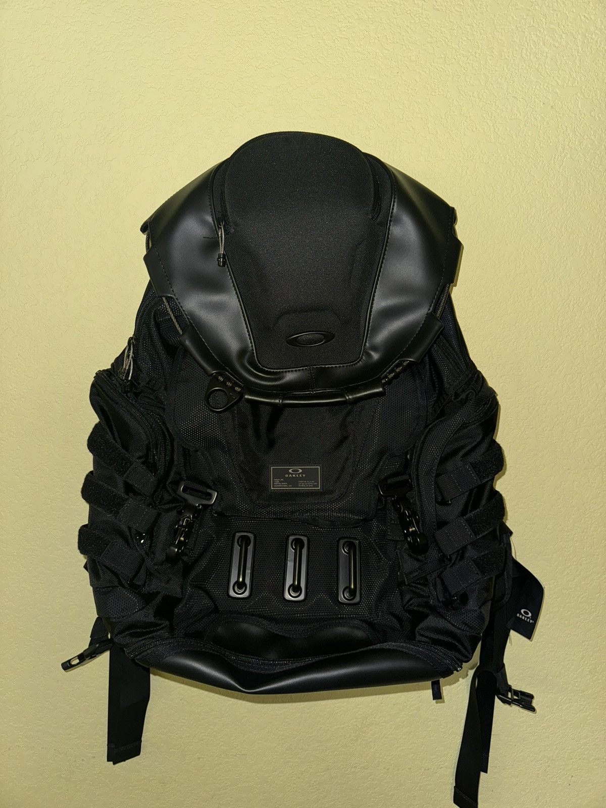 Oakley kitchen sink lx designer backpack stealth black best sale