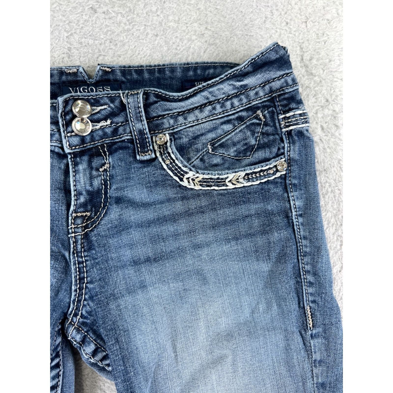 VIGOSS Womens Jeans Capri Denim Blue 7 Capris Embroidered Rhinestone Jeans 5-Pocket Style Modern Rise Regular Adult Womens Bootscut?