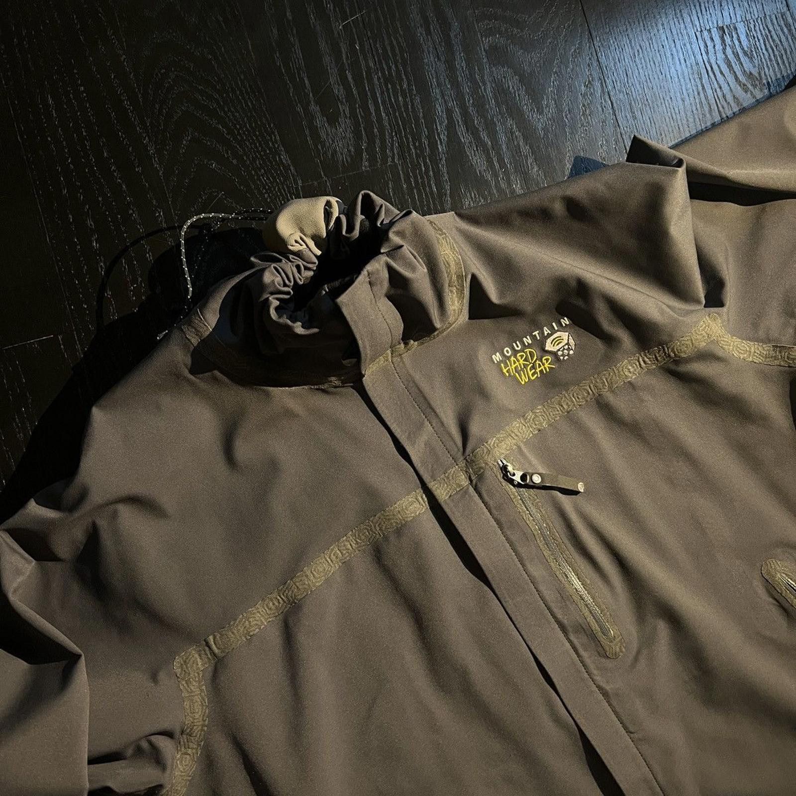 Mountain Hardwear Vintage Mountain Hardwear Taped Conduit Softshell Jacket Size US L / EU 52-54 / 3 - 9 Thumbnail