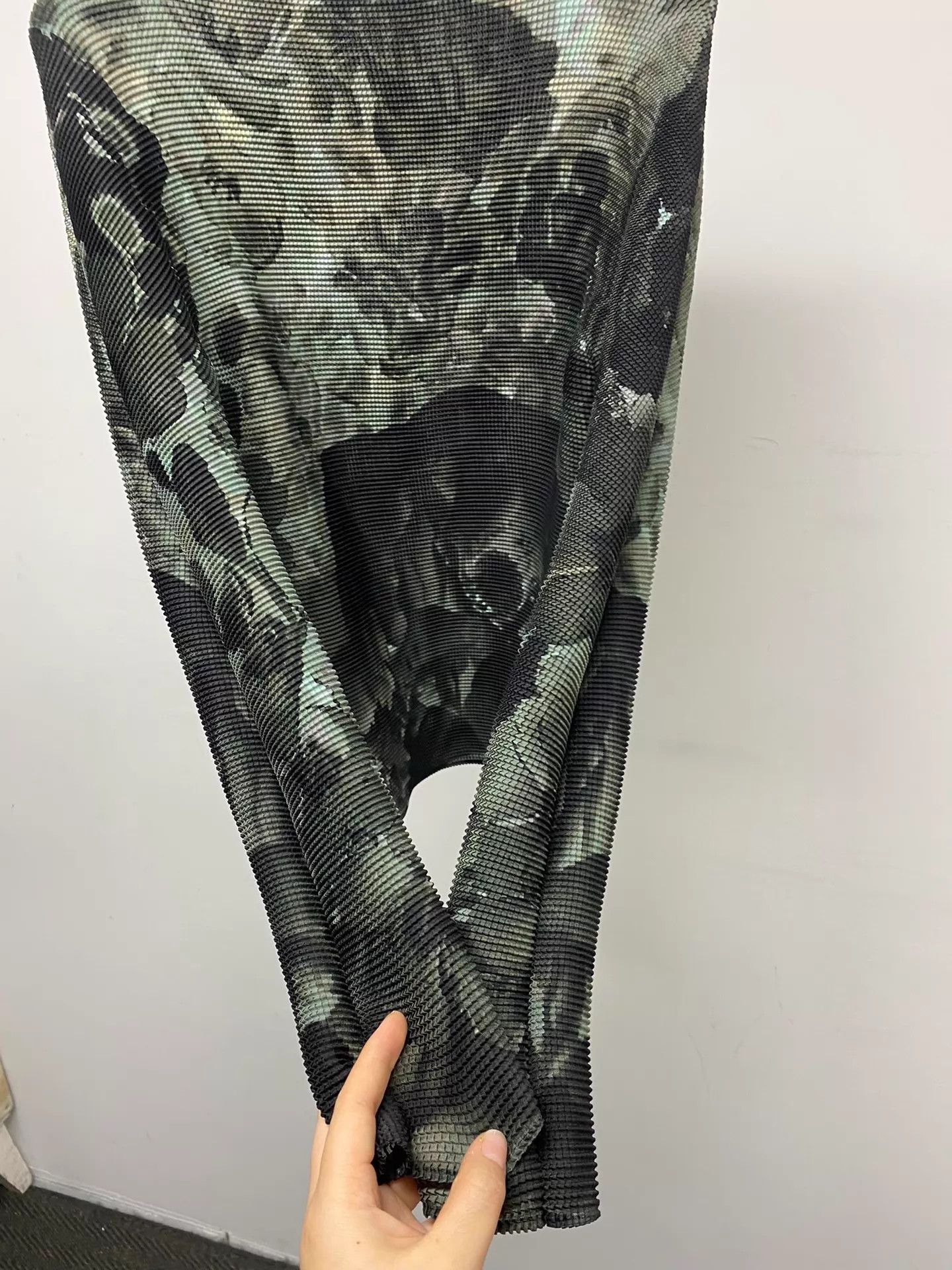 Issey Miyake ISSEY MIYAKE ME Retro Ink Floral Pleated Turtleneck Size ONE SIZE - 4 Thumbnail