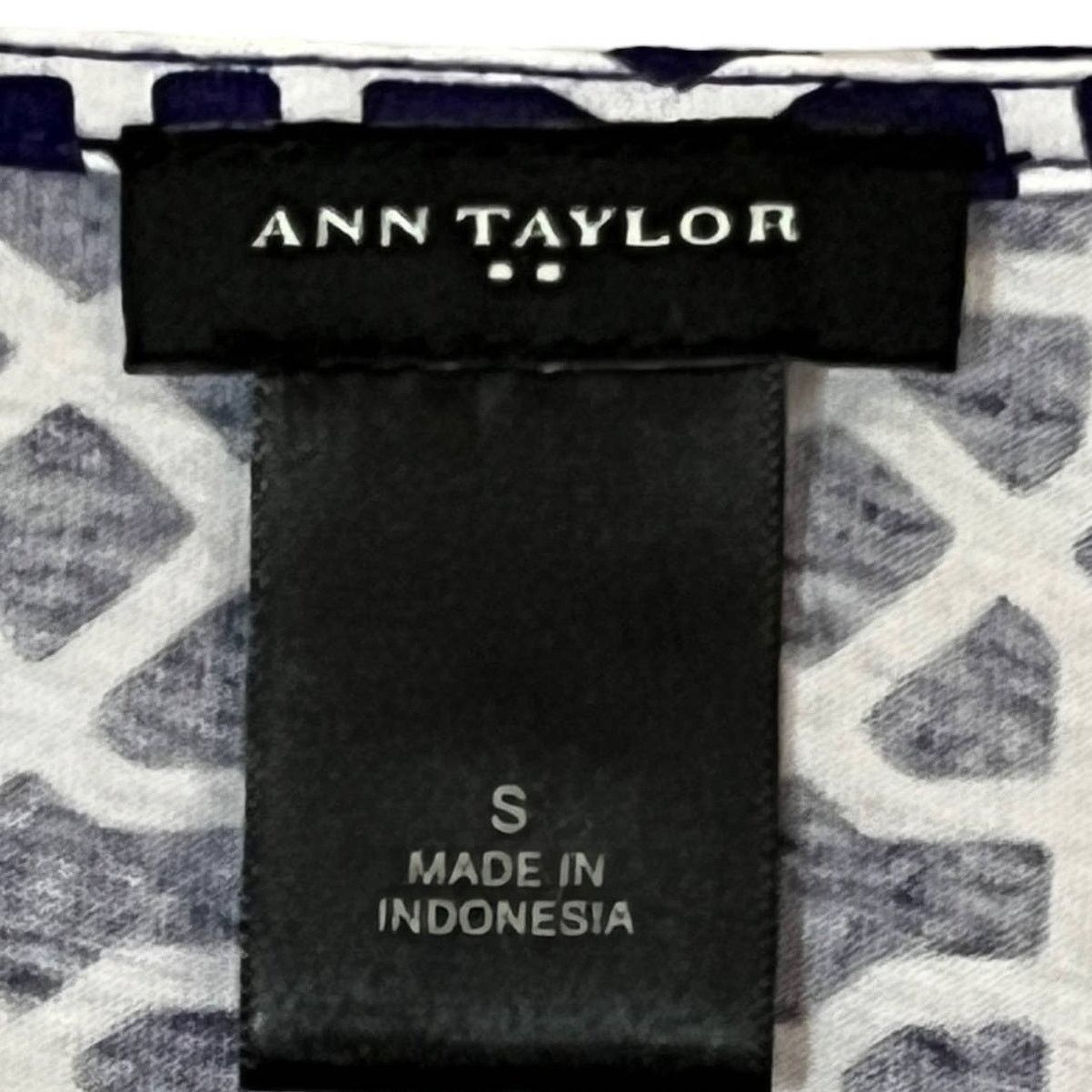 Ann Taylor Celtic Knot Patterned Sheer Round Neckline Short Sleeve Tee Size S / US 4 / IT 40 - 6 Thumbnail