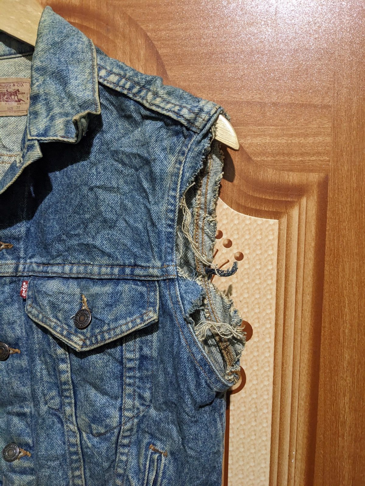 Levi's DAMAGED LEVIS SLEEVELESS JACKET SIZE 38 Size US S / EU 44-46 / 1 - 8 Thumbnail