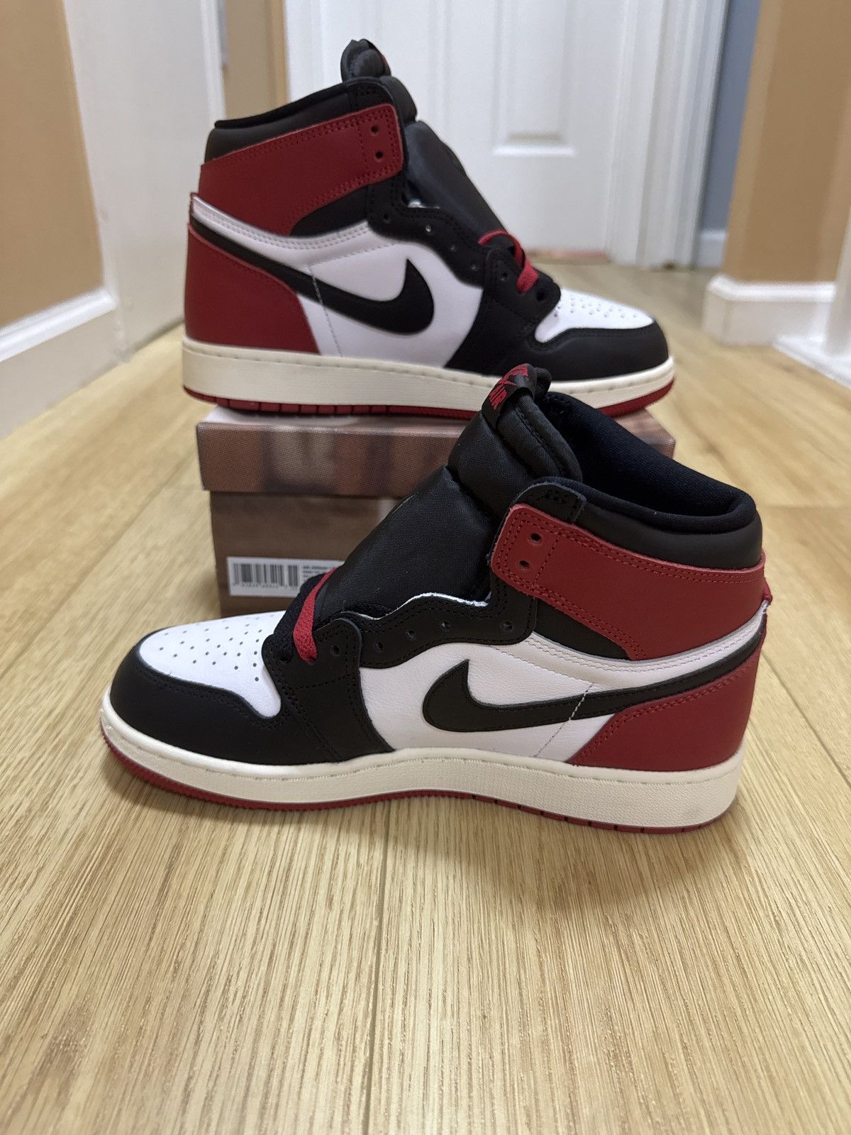 Jordan Brand 🔥 Air Jordan 1 High OG Black Toe Reimagined – GS 6Y / W7 Size US 7.5 / IT 37.5 - 2 Thumbnail