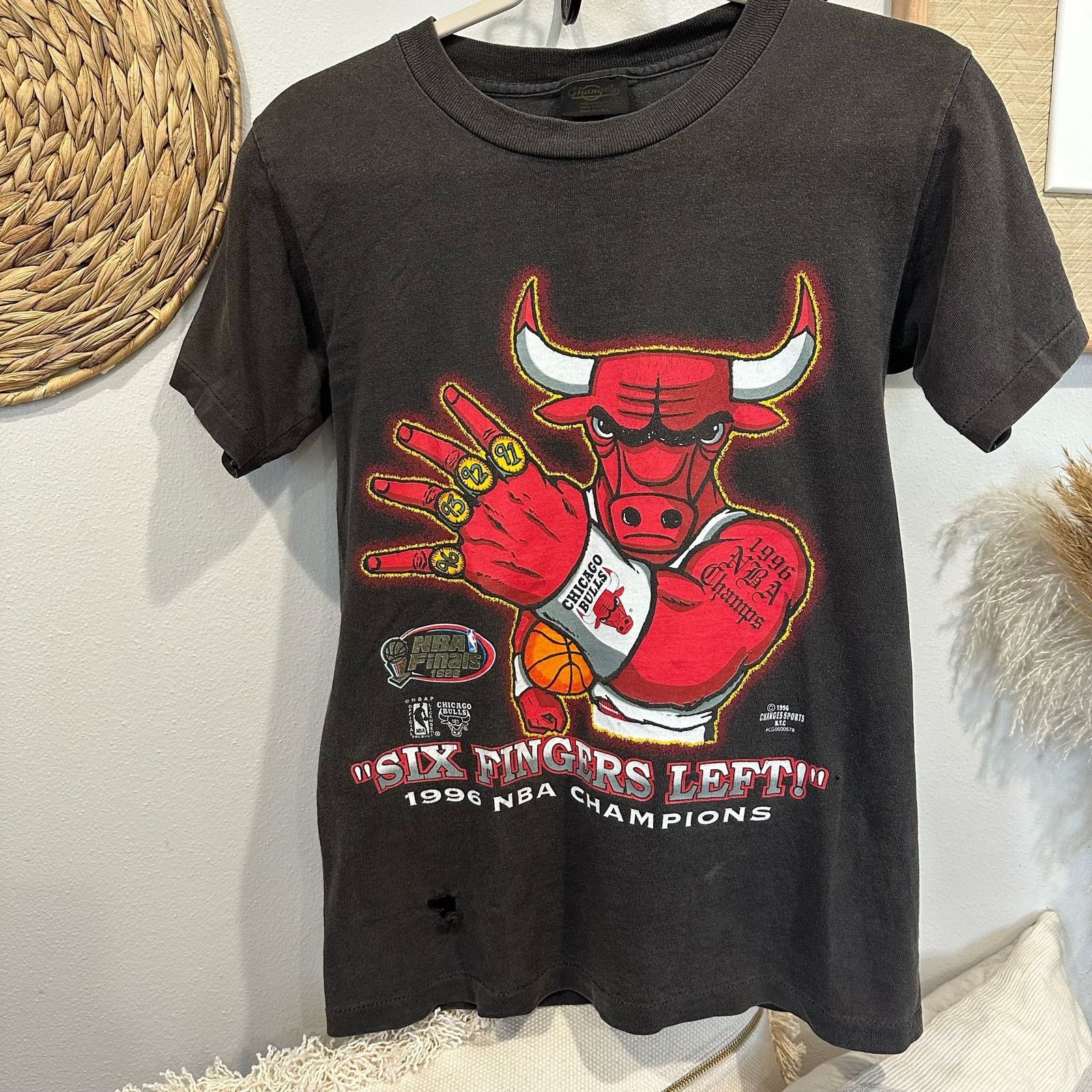 Changes Vintage 1996 NBA Champs Chicago Bulls Six Fingers Left Tee Size S / US 4 / IT 40 - 2 Thumbnail