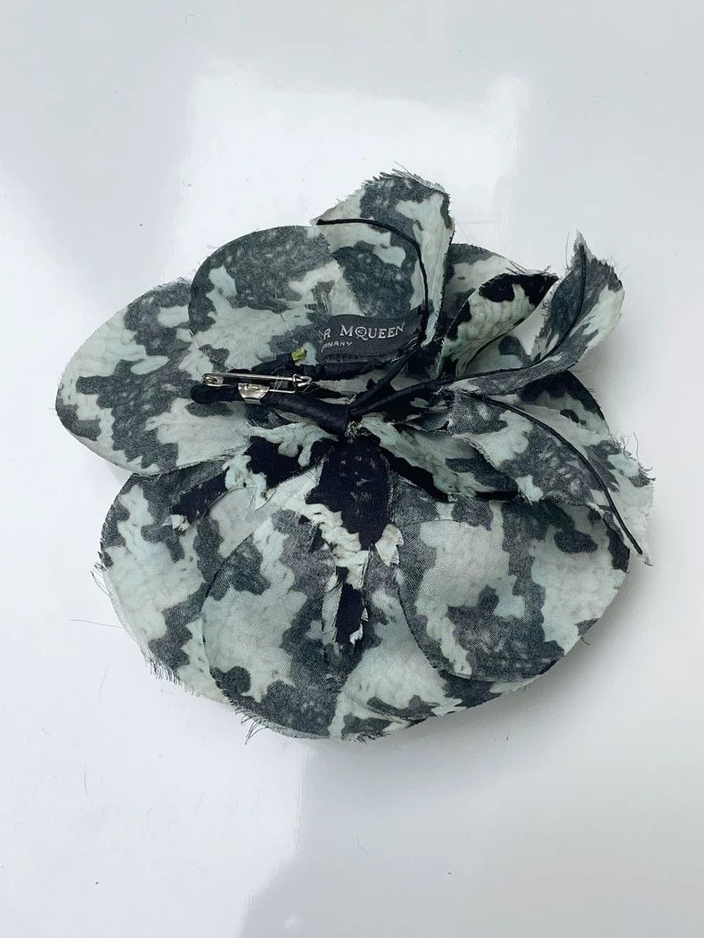Alexander McQueen Alexander Mcqueen Three-dimensional large flower brooch 250 Size ONE SIZE - 6 Thumbnail