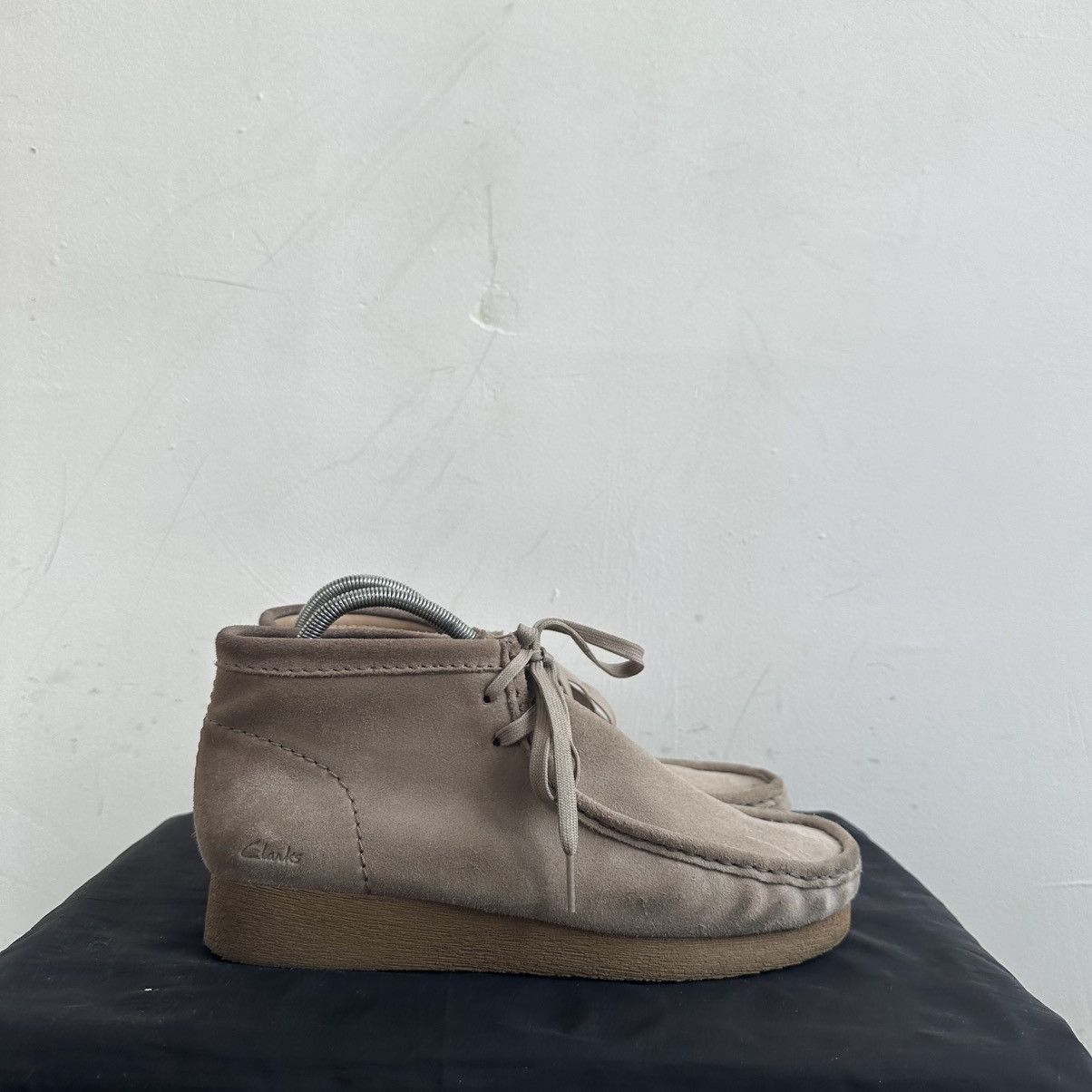 Clarks Clarks Wallabee Biege Suede Size US 7.5 / EU 40-41 - 1 Thumbnail