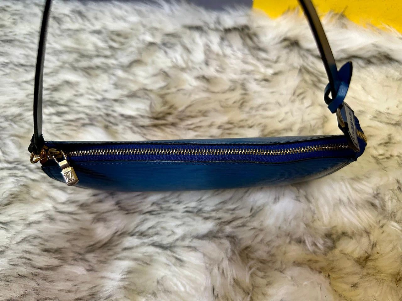 Louis Vuitton Authentic Louis Vuitton Epi Leather Pochette Accessories Size ONE SIZE - 4 Thumbnail