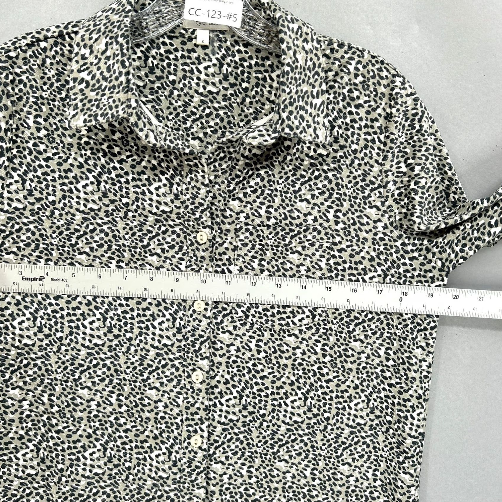 Vintage Tyler Boe Top Shirt Womens Small Button Up Blouse Animal Long Sleeve Microfiber Gray Size S / US 4 / IT 40 - 7 Thumbnail