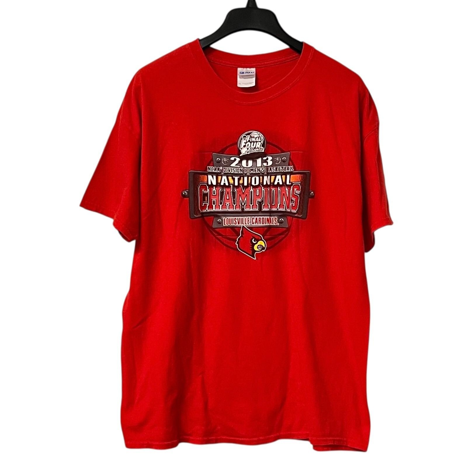 Gildan 2013 NCAA Louisville Cardinals T-Shirt Unisex Size XL Basket Size US XL / EU 56 / 4 - 3 Thumbnail