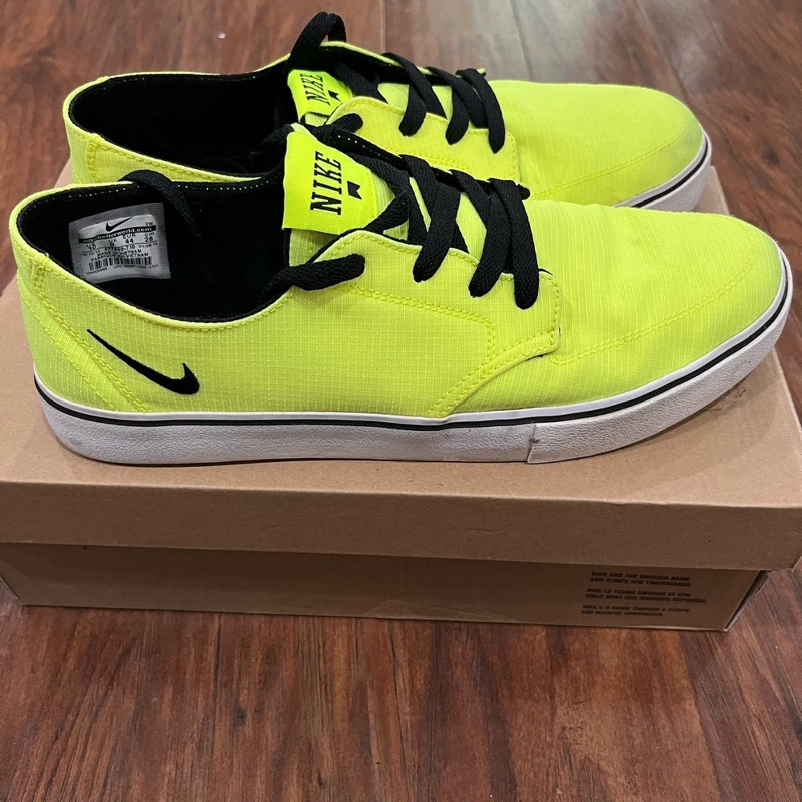 Neon nike tennis shoes hotsell