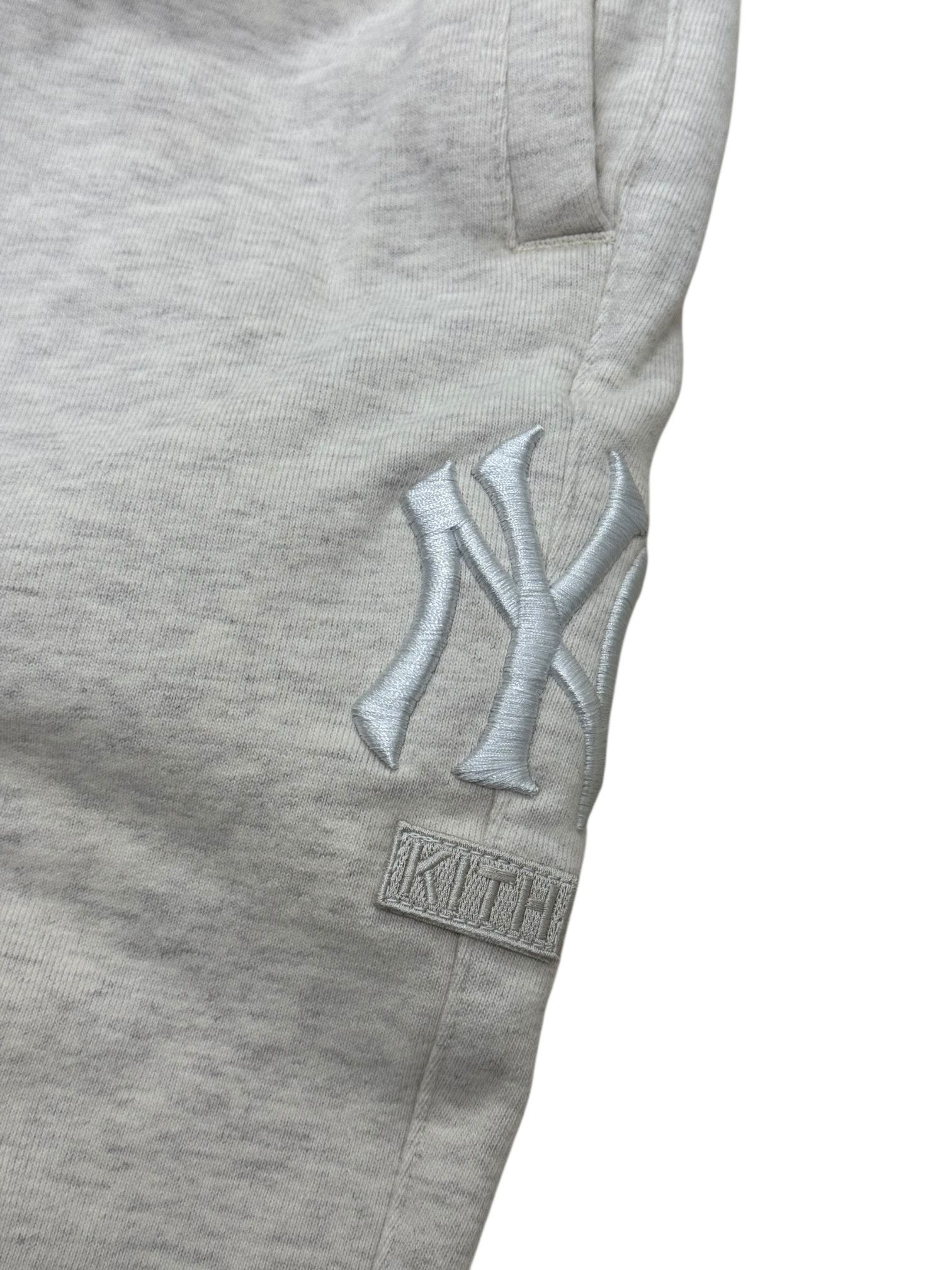 Kith × New York Yankees Kith Yankees Grey & White Embroidered Logo Sweatpants Size US 34 / EU 50 - 3 Thumbnail