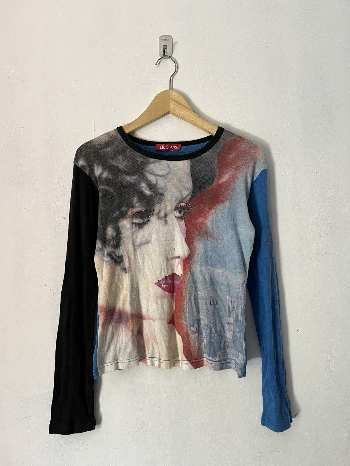 Liu Jo Vintage Liu jeans italy face art glitter longsleeve tshirt Size US S / EU 44-46 / 1 - 1 Thumbnail