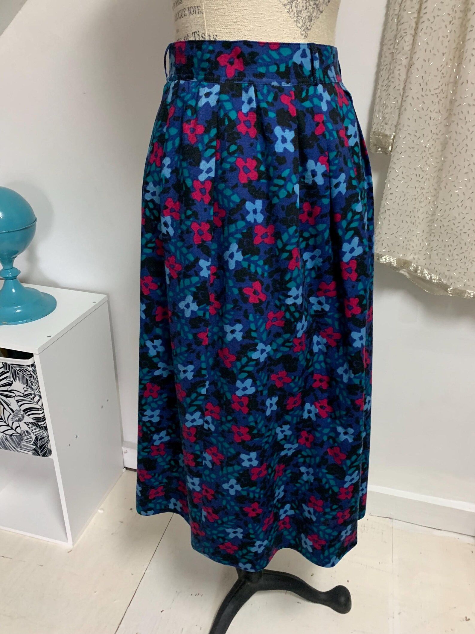 Guy Laroche × Vintage Vintage Guy Laroche Wool Pleated Midi Skirt with Flowers Size 26" / US 2 / IT 38 - 5 Thumbnail