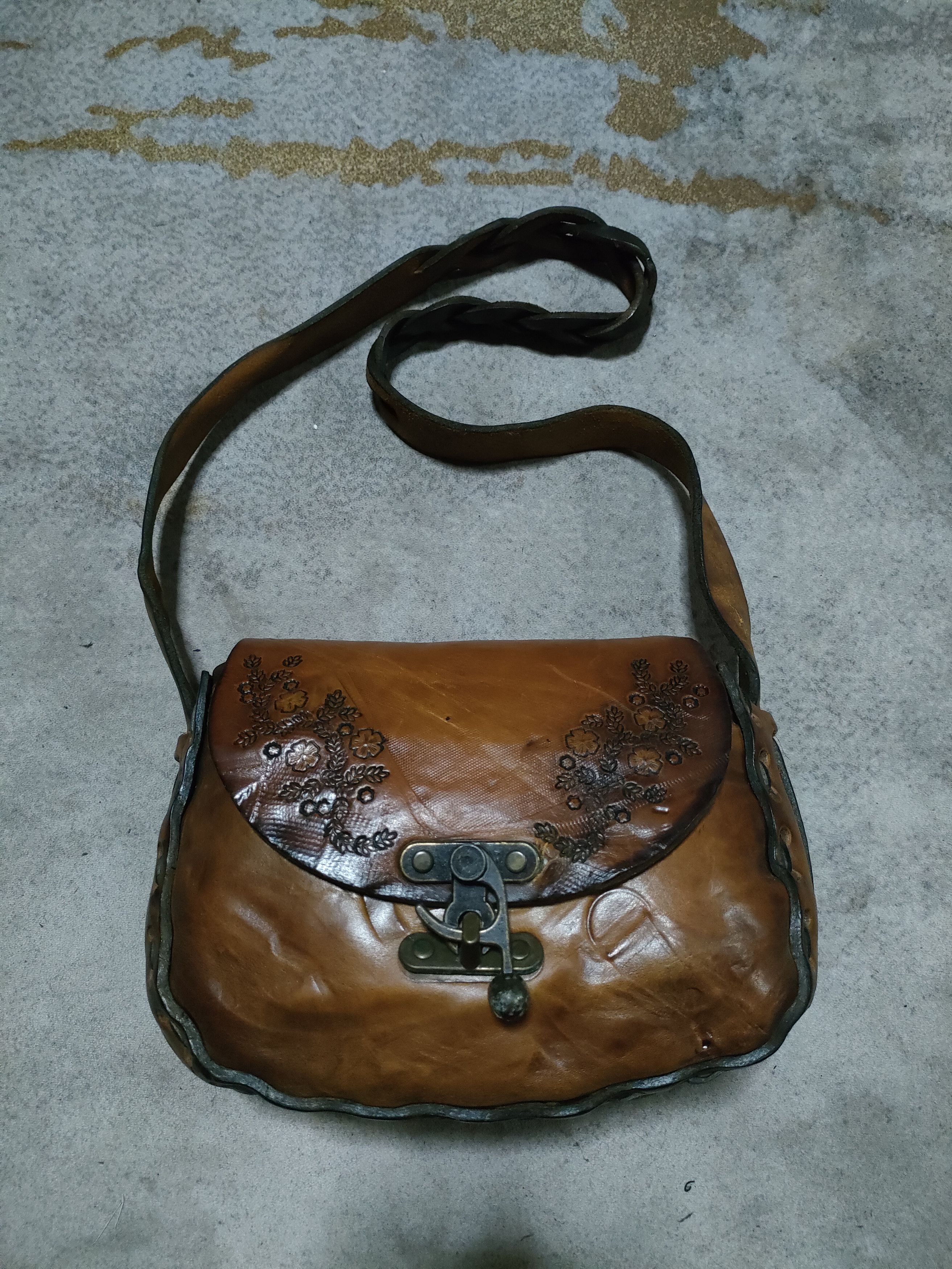 Genuine Leather × Handmade × Vintage Vintage Leather Slingbag Size ONE SIZE - 1 Thumbnail